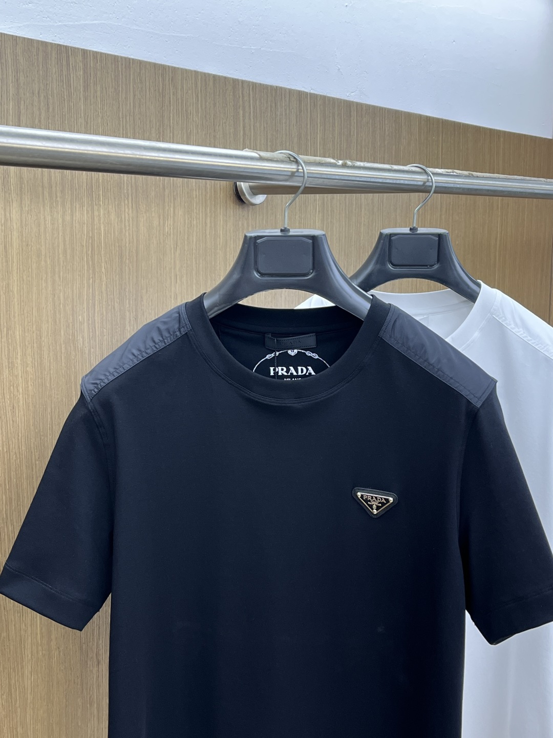 早春 PD 🔥🔥高级定制 2026春夏新款首发专柜最新款短袖圆领T恤 高端订制 设计前卫时尚！品牌log