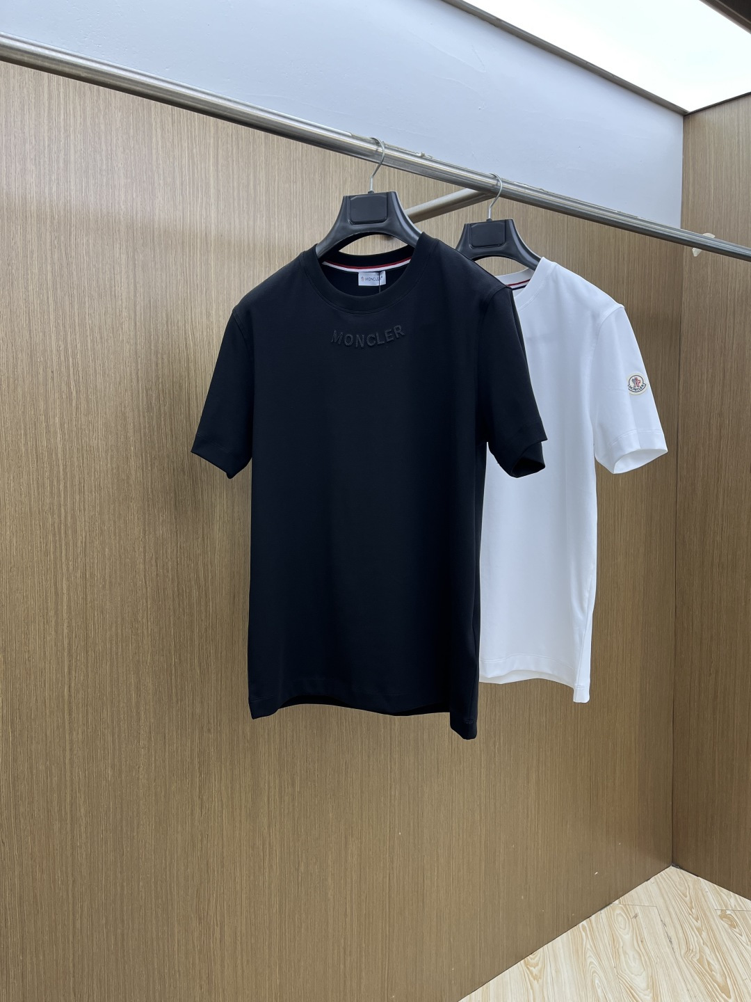 NO:726775,Early spring Mon advanced customization 2026 spring and summer new style first counter latest short-sleeved round neck T-shirt high-end customization design avant-garde fashion!  The brand logo is designed with heavy craftsmanship. High-end customized mercerized cloud cotton fabric. Soft to the touch. Comfortable to wear. Exquisite stitching at the counter level. Fine workmanship. The upper body effect is incomparably handsome!  A must-have item for a stylish man!  Color Black White Size M-3XL D10,,T-shirt,tees,t-shirt,19860909早春 Mon 高级定制 2026春夏新款首发专柜最新款短袖圆领T恤 高端订制 设计前卫时尚！品牌logo重工艺设计 高端定制丝光云朵棉面料.手感柔软.穿着舒适.专柜级别精致车线.做工精细.上身效果无敌帅气！型男必备单品！ 颜色黑色 白色 码数M-3XL D10,,T-shirt,tees，t-shirt,,Men's clothing