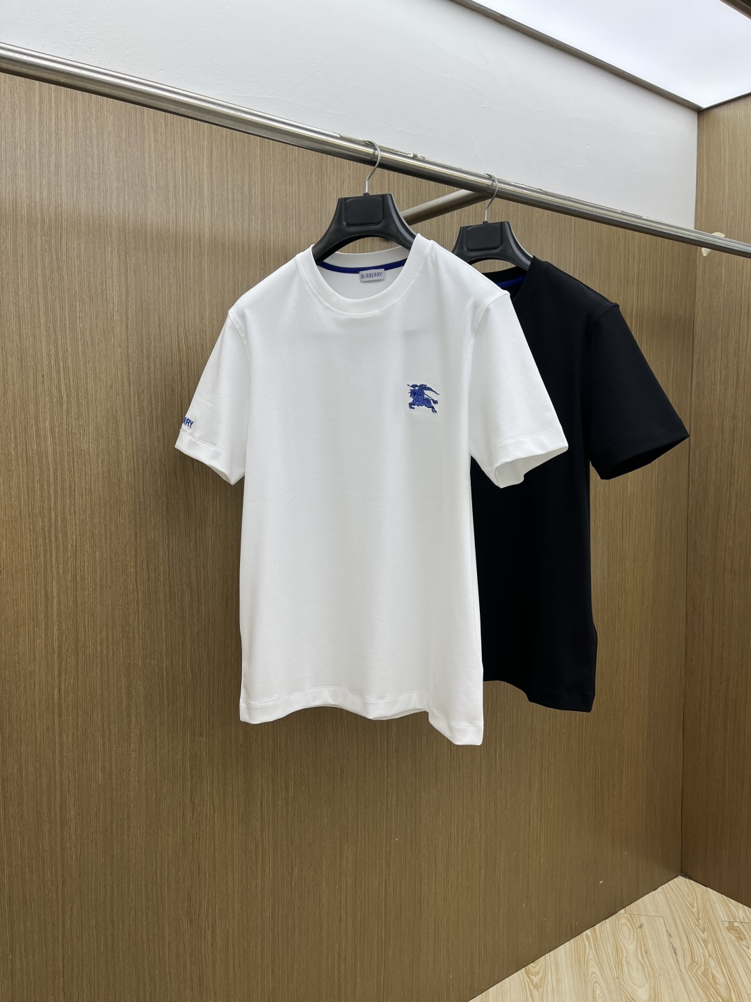 NO:726738,Early spring BBR advanced customization 2026 spring and summer new style first counter latest short-sleeved round neck T-shirt high-end customization design avant-garde fashion!  The brand logo is designed with heavy craftsmanship. High-end customized mercerized cloud cotton fabric. Soft to the touch. Comfortable to wear. Exquisite stitching at the counter level. Fine workmanship. The upper body effect is incomparably handsome!  A must-have item for a stylish man!  Color Black White Size M-3XL D10,,T-shirt,tees,t-shirt,19860909早春 BBR 高级定制 2026春夏新款首发专柜最新款短袖圆领T恤 高端订制 设计前卫时尚！品牌logo重工艺设计 高端定制丝光云朵棉面料.手感柔软.穿着舒适.专柜级别精致车线.做工精细.上身效果无敌帅气！型男必备单品！ 颜色黑色 白色 码数M-3XL D10,,T-shirt,tees，t-shirt,,Men's clothing