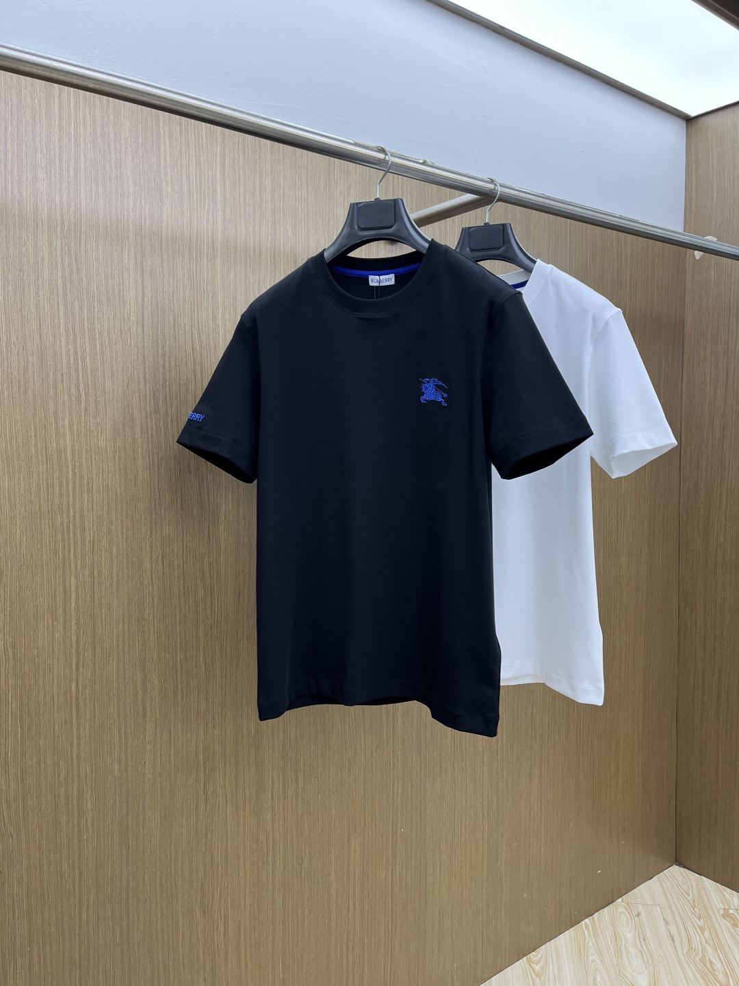 NO:726742,Early spring BBR advanced customization 2026 spring and summer new style first counter latest short-sleeved round neck T-shirt high-end customization design avant-garde fashion!  The brand logo is designed with heavy craftsmanship. High-end customized mercerized cloud cotton fabric. Soft to the touch. Comfortable to wear. Exquisite stitching at the counter level. Fine workmanship. The upper body effect is incomparably handsome!  A must-have item for a stylish man!  Color Black White Size M-3XL D10,,T-shirt,tees,t-shirt,19860909早春 BBR 高级定制 2026春夏新款首发专柜最新款短袖圆领T恤 高端订制 设计前卫时尚！品牌logo重工艺设计 高端定制丝光云朵棉面料.手感柔软.穿着舒适.专柜级别精致车线.做工精细.上身效果无敌帅气！型男必备单品！ 颜色黑色 白色 码数M-3XL D10,,T-shirt,tees，t-shirt,,Men's clothing