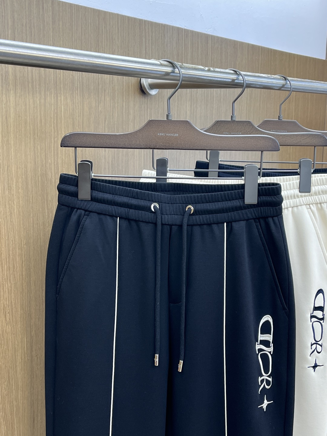 早春款 CD 🔥🔥高级定制 2026春夏新款铜氨丝莫代尔空气层休闲卫裤，裤身上刺绣标志性品牌标识，客供定