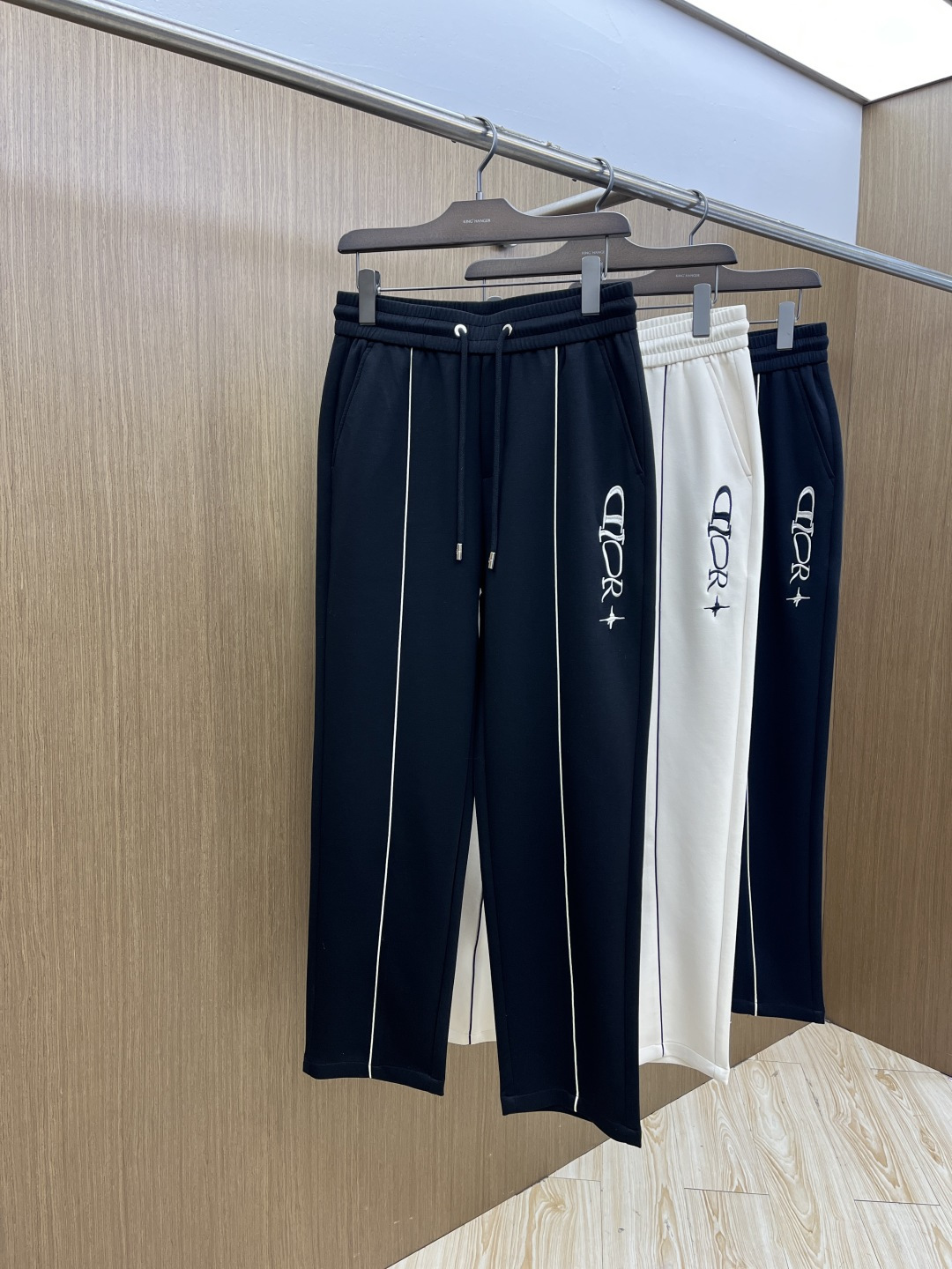NO:726746,Early spring CD advanced customization 2026 spring and summer new cupro modal air layer casual sweatpants, embroidered with the iconic brand logo on the pants, customized brand-engraved hardware accessories, highlighting the brand style, carefully crafted from imported fabrics, soft, comfortable and breathable, fashionable and casual items, Xd versatile and good-looking. Size: m-4XL,,19860909早春款 CD 高级定制 2026春夏新款铜氨丝莫代尔空气层休闲卫裤,裤身上刺绣标志性品牌标识,客供定制品牌刻印五金配件,彰显品牌格调,进口面料精心打造,柔软舒适透气,时尚休闲单品,Xd百搭好看. 尺码:m-4XL,,,Men's clothing