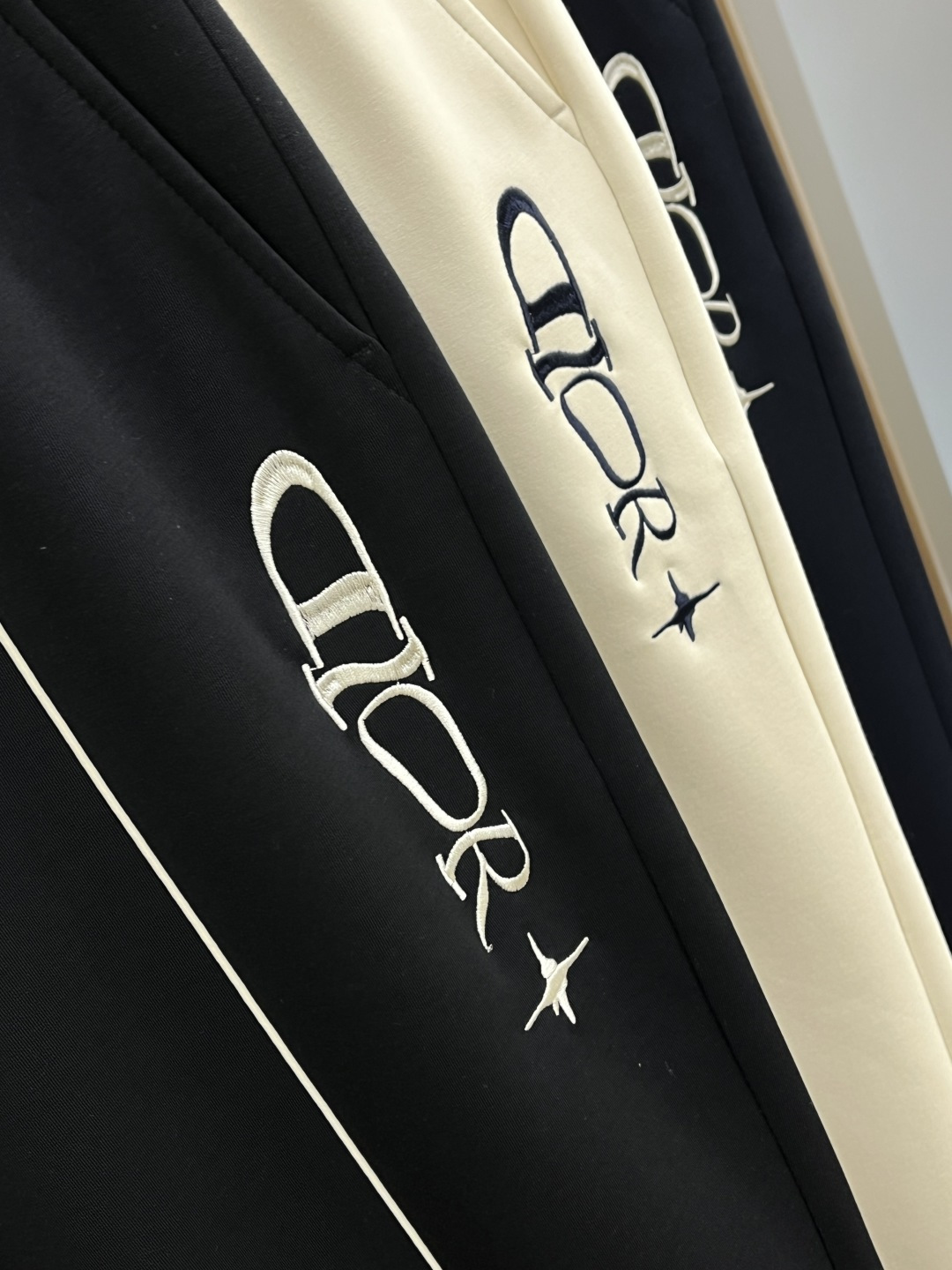 早春款 CD 🔥🔥高级定制 2026春夏新款铜氨丝莫代尔空气层休闲卫裤，裤身上刺绣标志性品牌标识，客供定