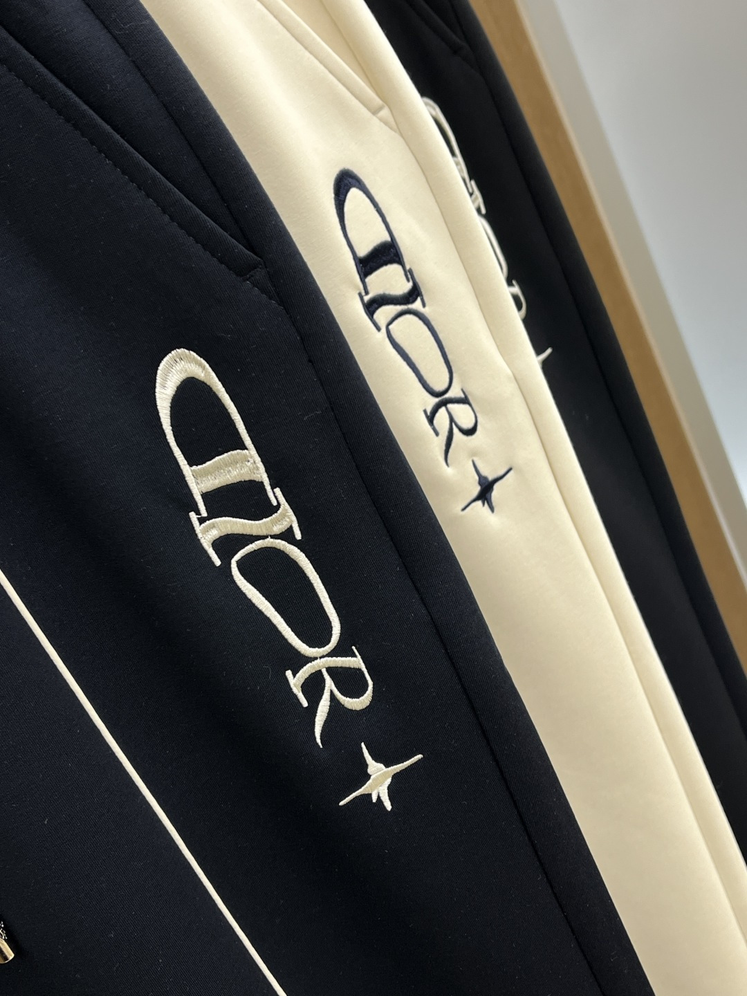 早春款 Cd 🔥🔥高级定制 2026春夏新款铜氨丝莫代尔空气层休闲卫裤，裤身上刺绣标志性品牌标识，客供定