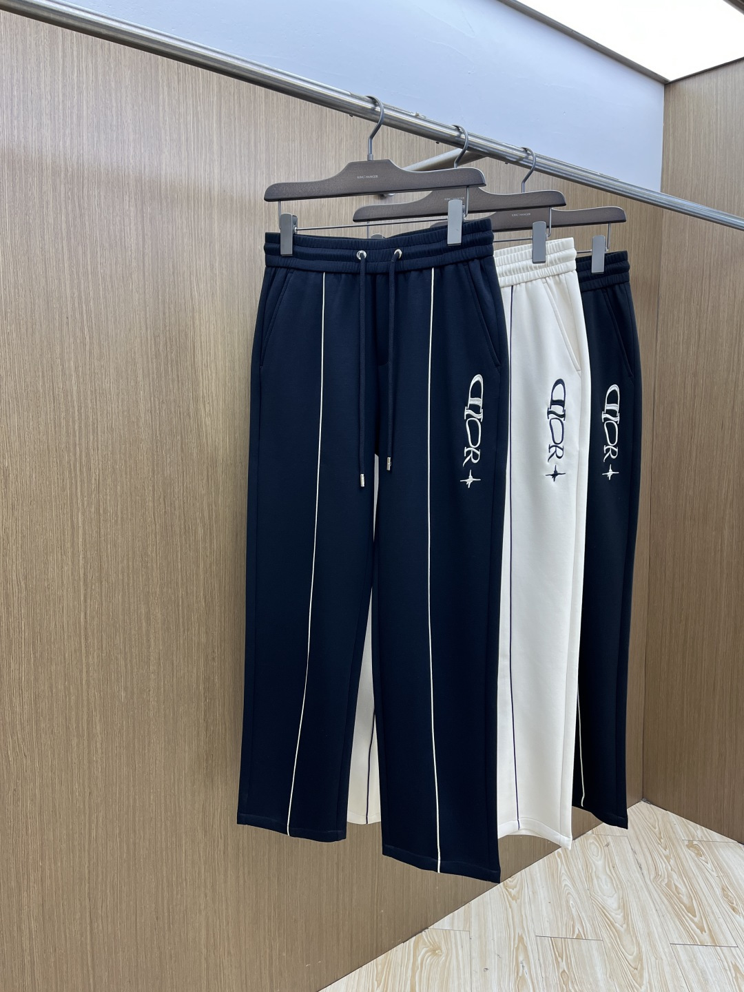 NO:726750,Early spring style Cd advanced customization 2026 spring and summer new cupro modal air layer casual sweatpants, embroidered with the iconic brand logo on the pants, customized brand-engraved hardware accessories for customers, highlighting the brand style, carefully crafted from imported fabrics, soft, comfortable and breathable, fashionable and casual items, Xd versatile and good-looking. Size: m-4XL,,19860909早春款 Cd 高级定制 2026春夏新款铜氨丝莫代尔空气层休闲卫裤,裤身上刺绣标志性品牌标识,客供定制品牌刻印五金配件,彰显品牌格调,进口面料精心打造,柔软舒适透气,时尚休闲单品,Xd百搭好看. 尺码:m-4XL,,,Men's clothing