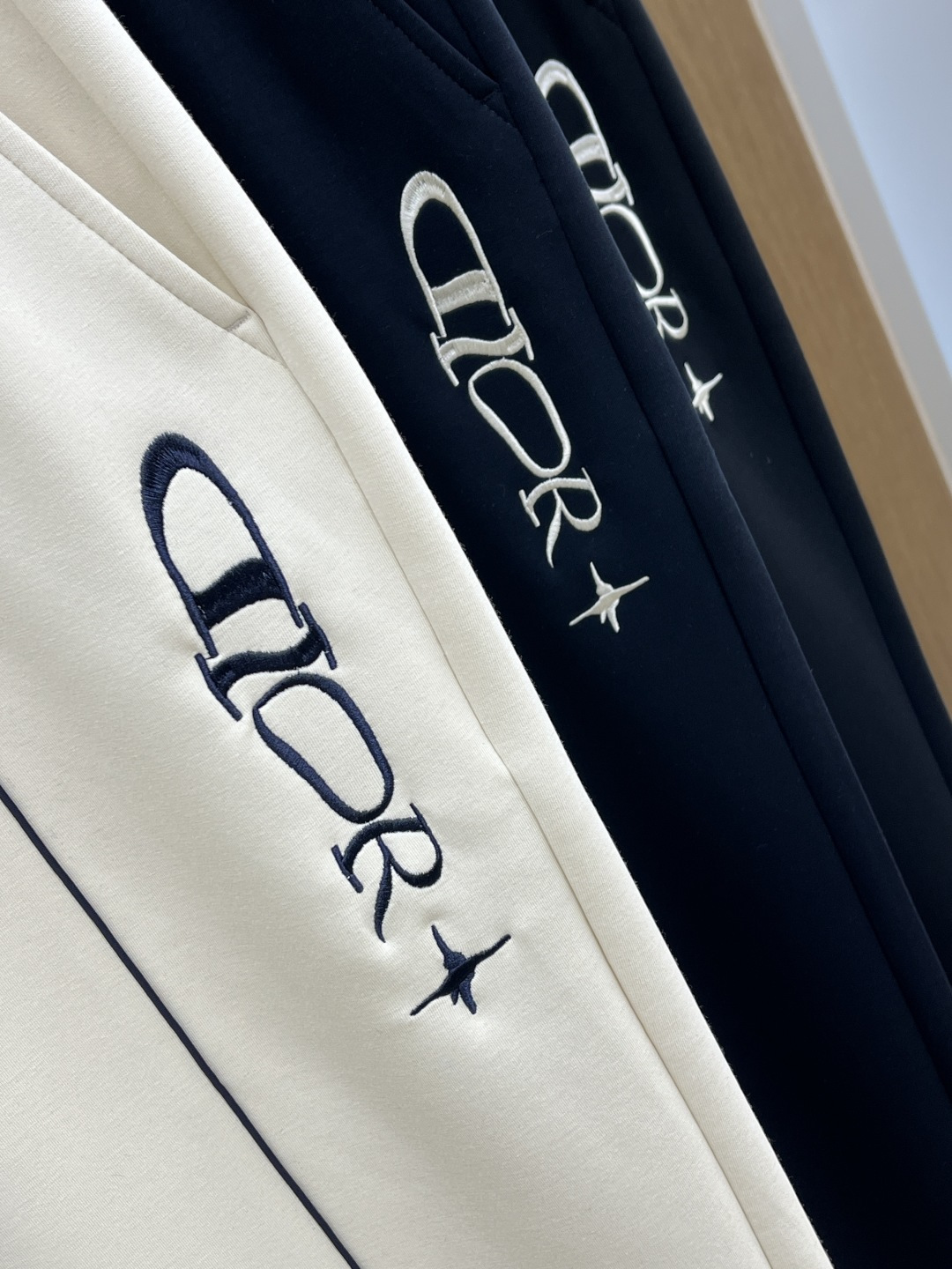 早春款 CD 🔥🔥高级定制 2026春夏新款铜氨丝莫代尔空气层休闲卫裤，裤身上刺绣标志性品牌标识，客供定