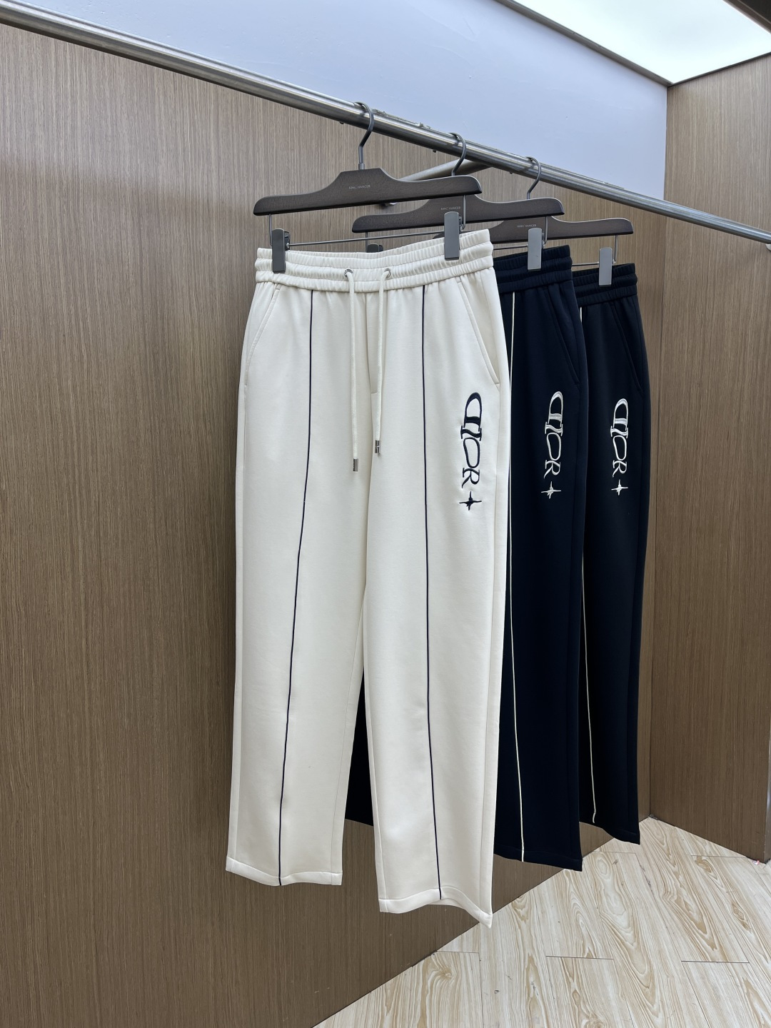 NO:726754,Early spring CD advanced customization 2026 spring and summer new cupro modal air layer casual sweatpants, embroidered with the iconic brand logo on the pants, customized brand-engraved hardware accessories, highlighting the brand style, carefully crafted from imported fabrics, soft, comfortable and breathable, fashionable and casual items, Xd versatile and good-looking. Size: m-4XL,,19860909早春款 CD 高级定制 2026春夏新款铜氨丝莫代尔空气层休闲卫裤,裤身上刺绣标志性品牌标识,客供定制品牌刻印五金配件,彰显品牌格调,进口面料精心打造,柔软舒适透气,时尚休闲单品,Xd百搭好看. 尺码:m-4XL,,,Men's clothing