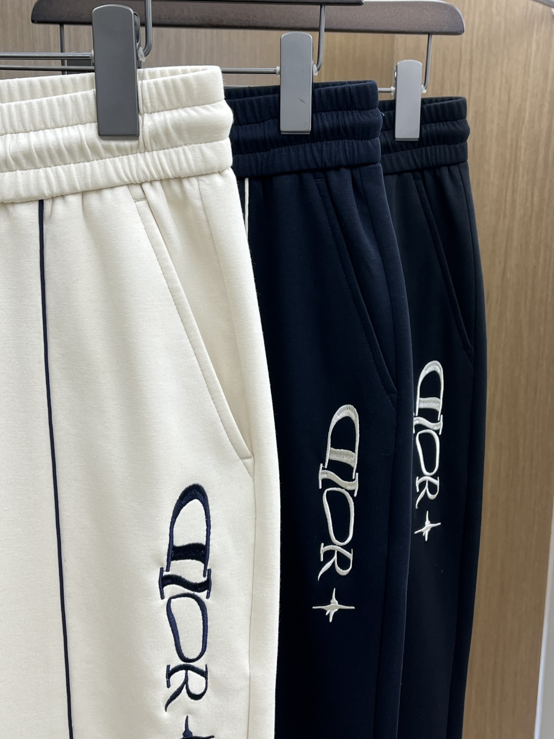 早春款 CD 🔥🔥高级定制 2026春夏新款铜氨丝莫代尔空气层休闲卫裤，裤身上刺绣标志性品牌标识，客供定