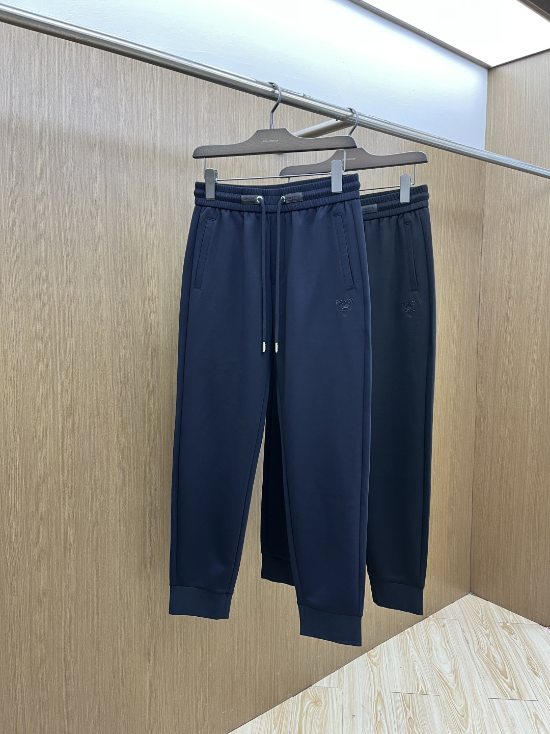 NO:726758,Early spring PD advanced customization 2026 spring and summer new cupro modal air layer casual sweatpants, embroidered with the iconic brand logo on the pants, customized brand-engraved hardware accessories, highlighting the brand style, carefully crafted from imported fabrics, soft, comfortable and breathable, fashionable and casual items, Xd versatile and good-looking. Size: m-4XL,,19860909早春款 PD 高级定制 2026春夏新款铜氨丝莫代尔空气层休闲卫裤,裤身上刺绣标志性品牌标识,客供定制品牌刻印五金配件,彰显品牌格调,进口面料精心打造,柔软舒适透气,时尚休闲单品,Xd百搭好看. 尺码:m-4XL,,,Men's clothing