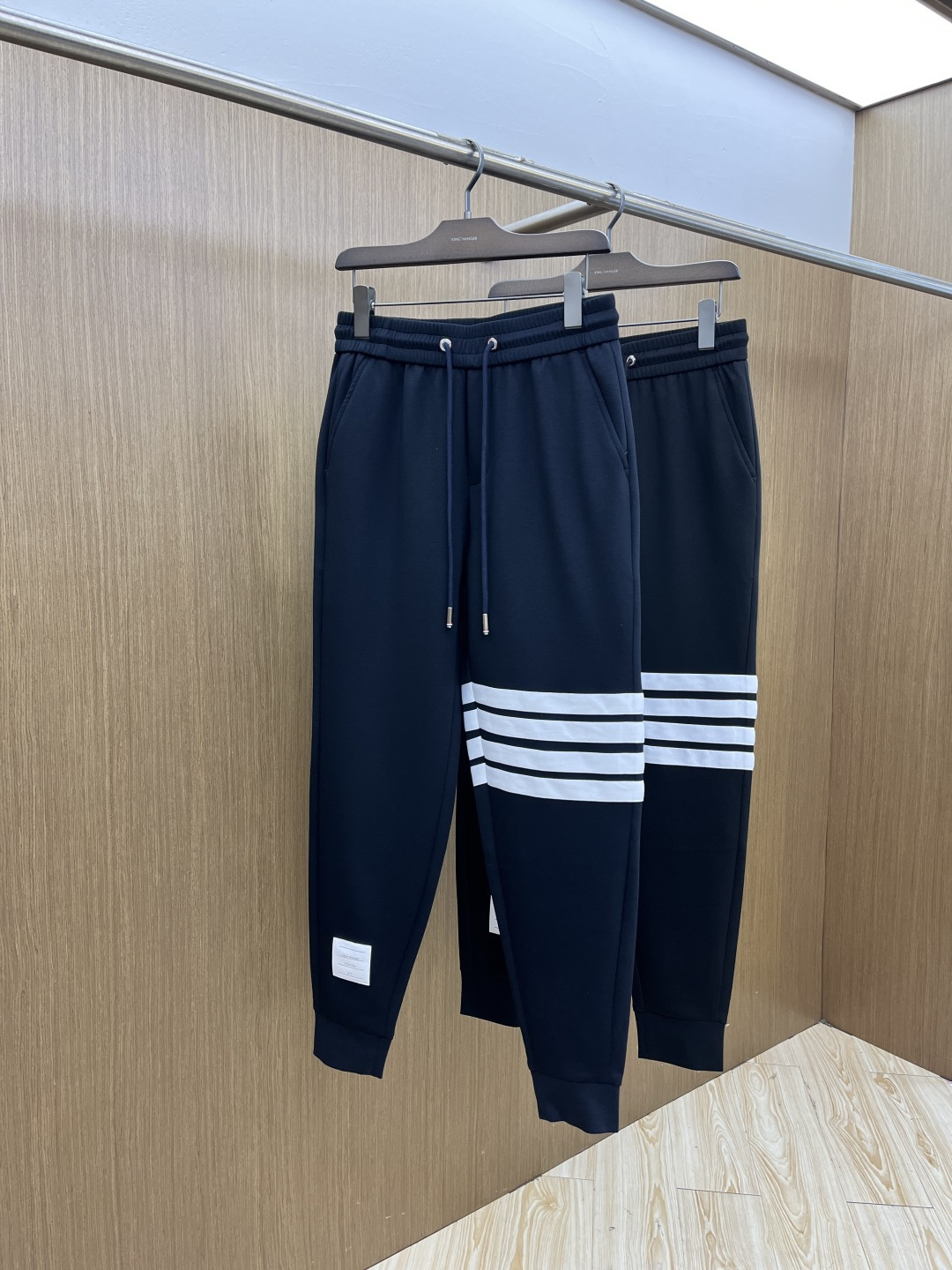 NO:726762,Early spring style TB advanced customization 2026 spring and summer new cupro modal air layer casual sweatpants, embroidered with the iconic brand logo on the pants, customized brand-engraved hardware accessories, highlighting the brand style, carefully crafted from imported fabrics, soft, comfortable and breathable, fashionable and casual items, Xd versatile and good-looking. Size: m-4XL,,19860909早春款 TB 高级定制 2026春夏新款铜氨丝莫代尔空气层休闲卫裤,裤身上刺绣标志性品牌标识,客供定制品牌刻印五金配件,彰显品牌格调,进口面料精心打造,柔软舒适透气,时尚休闲单品,Xd百搭好看. 尺码:m-4XL,,,Men's clothing