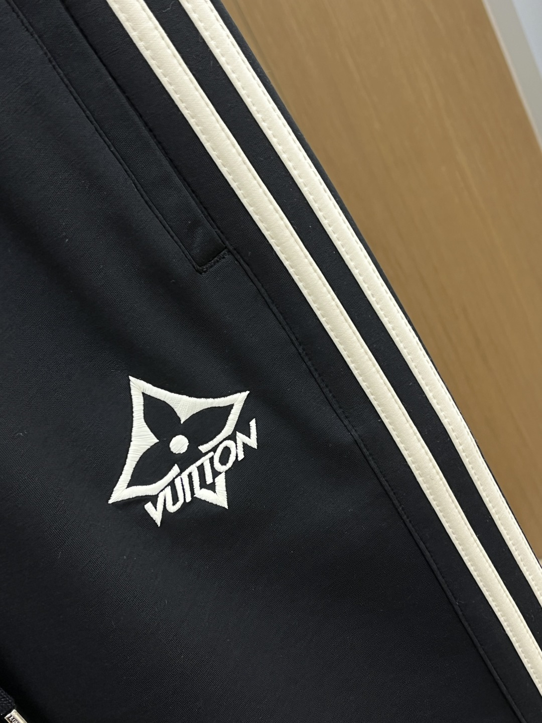 早春款 LV 🔥🔥高级定制 2026春夏新款铜氨丝莫代尔空气层休闲卫裤，裤身上刺绣标志性品牌标识，客供定