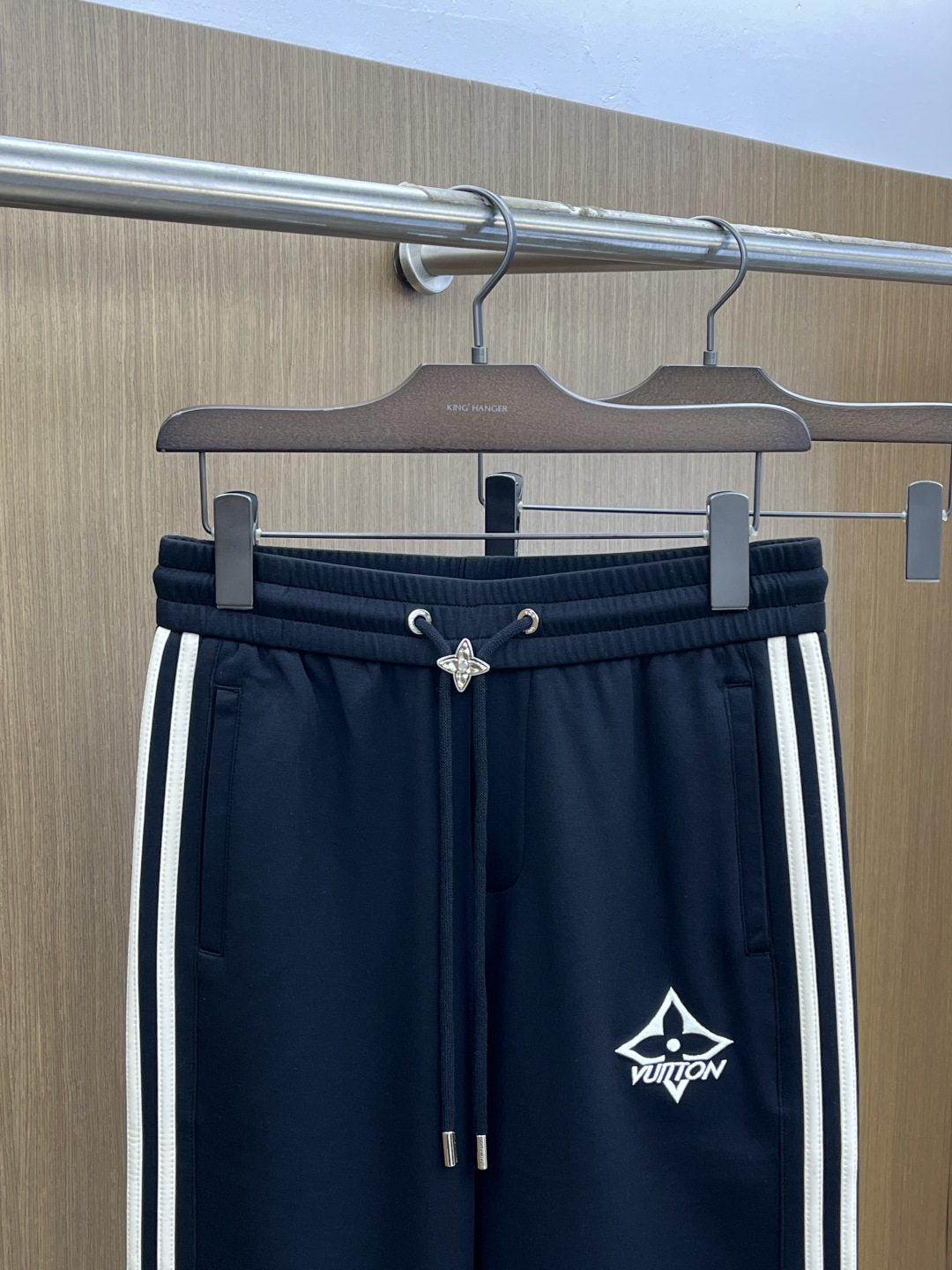 早春款 LV 🔥🔥高级定制 2026春夏新款铜氨丝莫代尔空气层休闲卫裤，裤身上刺绣标志性品牌标识，客供定