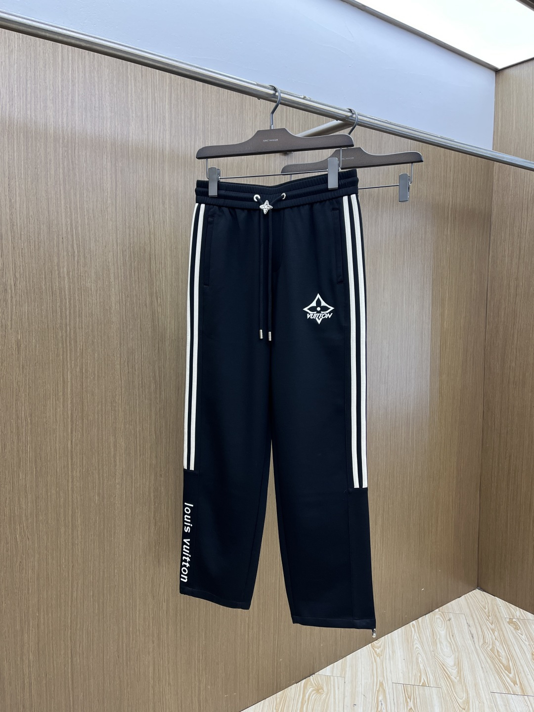 早春款 LV 🔥🔥高级定制 2026春夏新款铜氨丝莫代尔空气层休闲卫裤，裤身上刺绣标志性品牌标识，客供定
