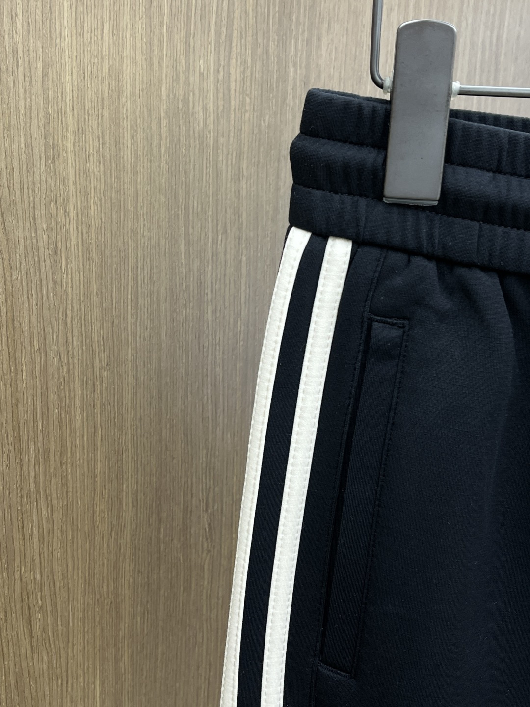 早春款 LV 🔥🔥高级定制 2026春夏新款铜氨丝莫代尔空气层休闲卫裤，裤身上刺绣标志性品牌标识，客供定