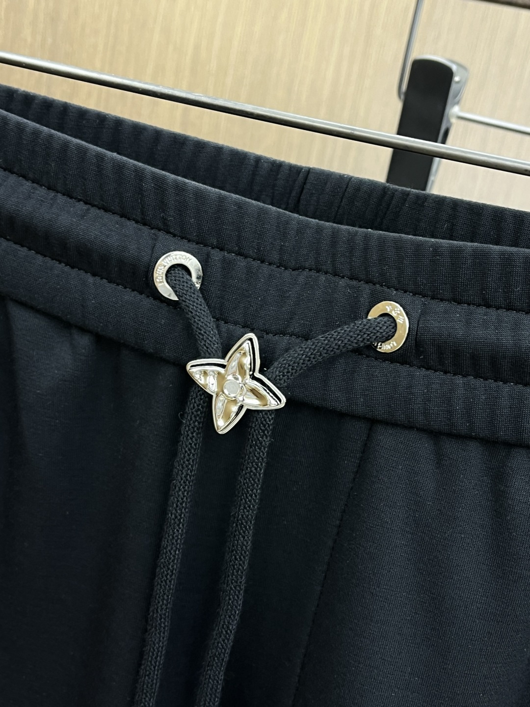 早春款 LV 🔥🔥高级定制 2026春夏新款铜氨丝莫代尔空气层休闲卫裤，裤身上刺绣标志性品牌标识，客供定