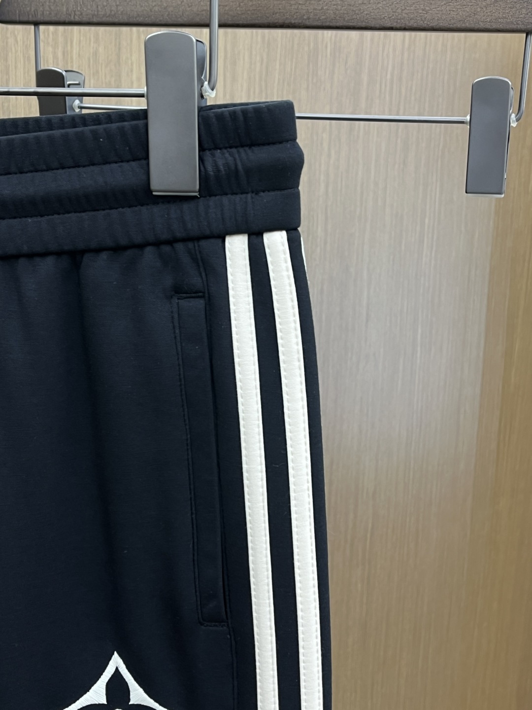 早春款 LV 🔥🔥高级定制 2026春夏新款铜氨丝莫代尔空气层休闲卫裤，裤身上刺绣标志性品牌标识，客供定