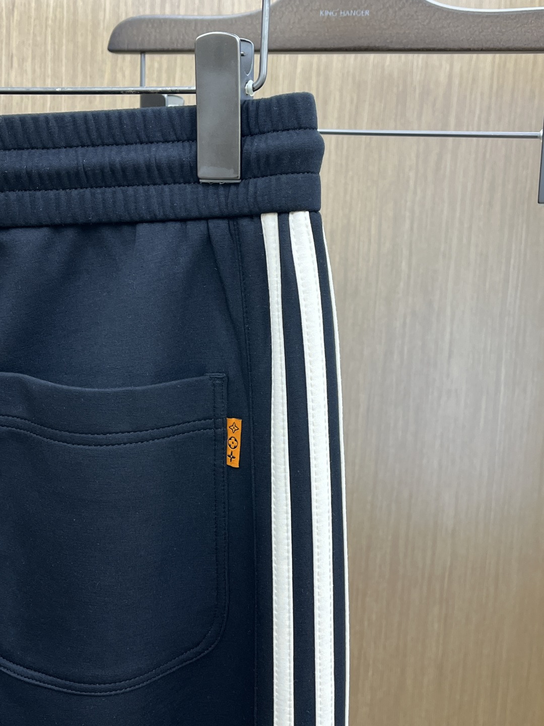 早春款 LV 🔥🔥高级定制 2026春夏新款铜氨丝莫代尔空气层休闲卫裤，裤身上刺绣标志性品牌标识，客供定