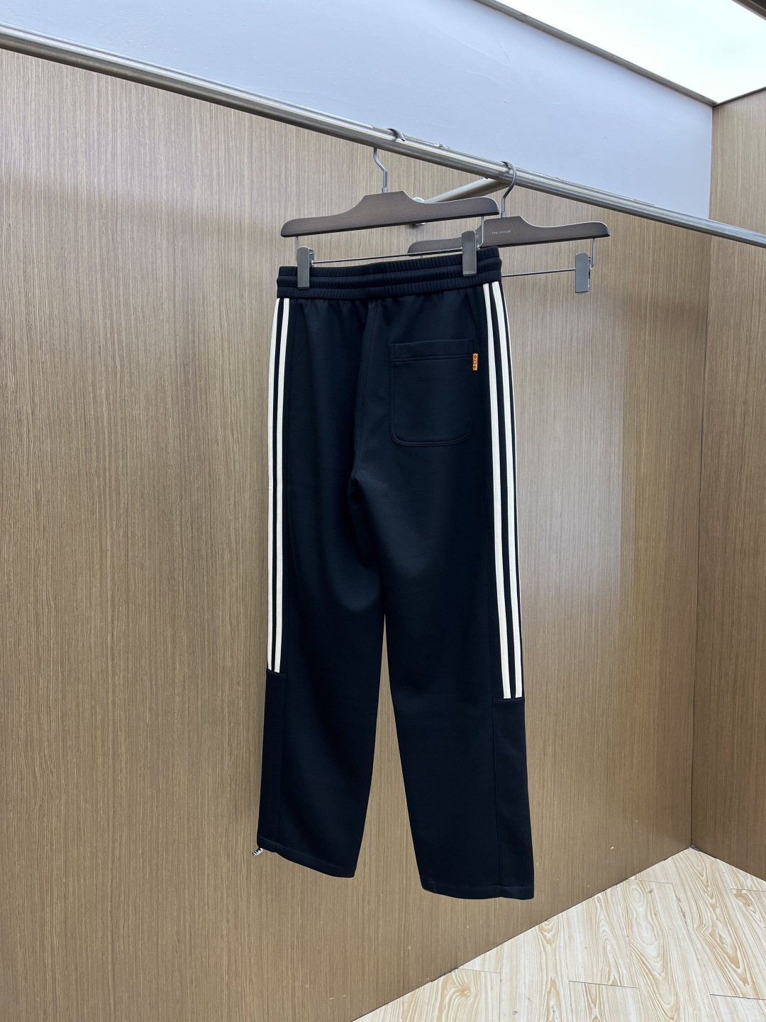 早春款 LV 🔥🔥高级定制 2026春夏新款铜氨丝莫代尔空气层休闲卫裤，裤身上刺绣标志性品牌标识，客供定