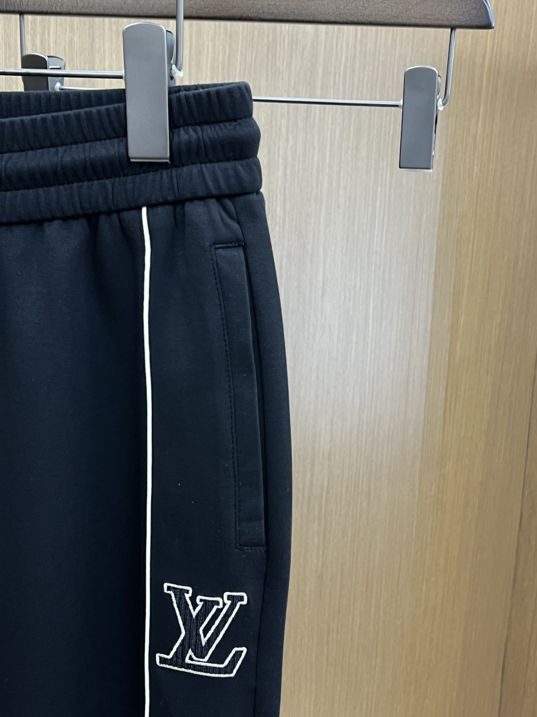 早春款 LV 🔥🔥高级定制 2026春夏新款铜氨丝莫代尔空气层休闲卫裤，裤身上刺绣标志性品牌标识，客供定