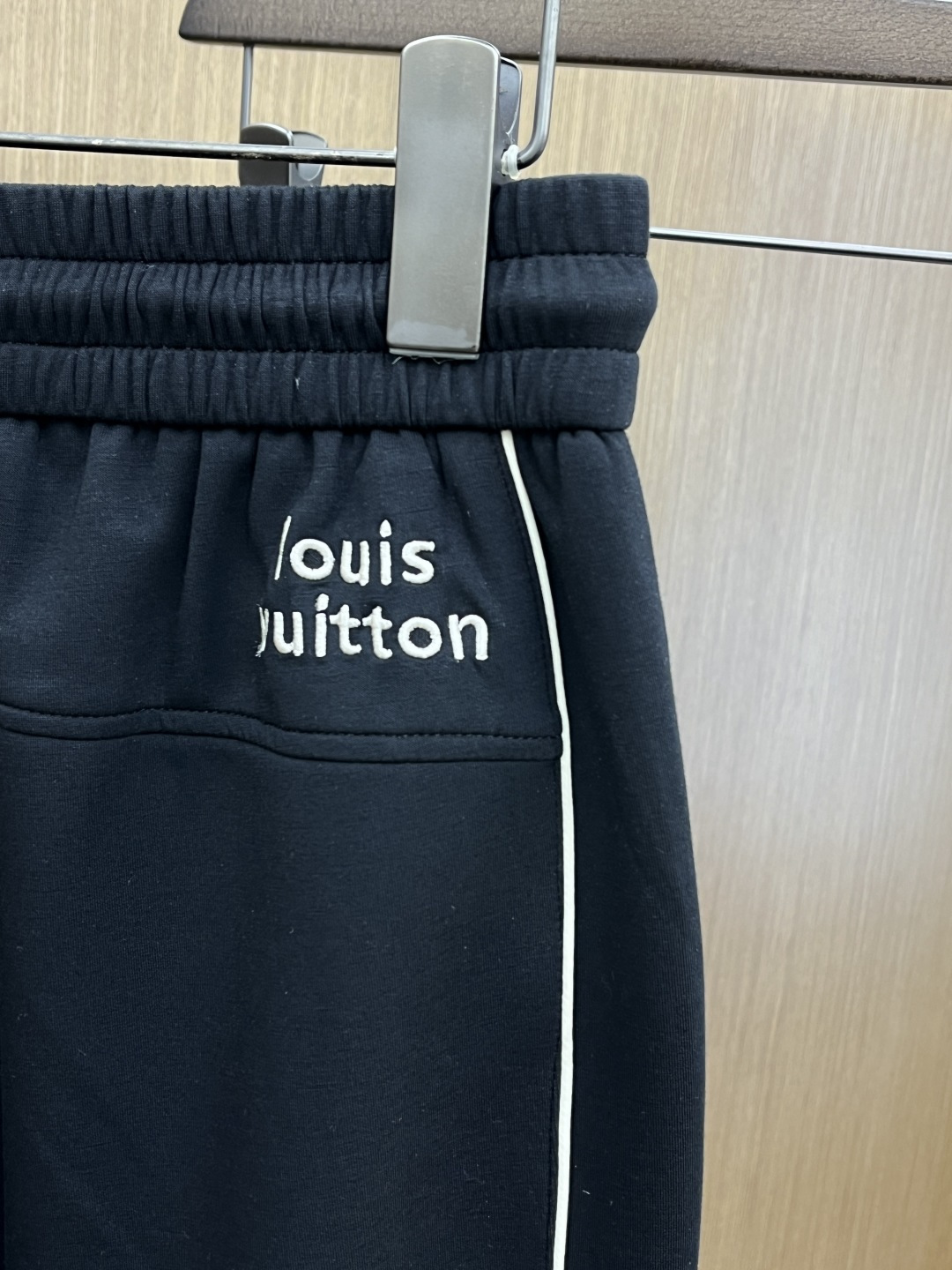 早春款 LV 🔥🔥高级定制 2026春夏新款铜氨丝莫代尔空气层休闲卫裤，裤身上刺绣标志性品牌标识，客供定