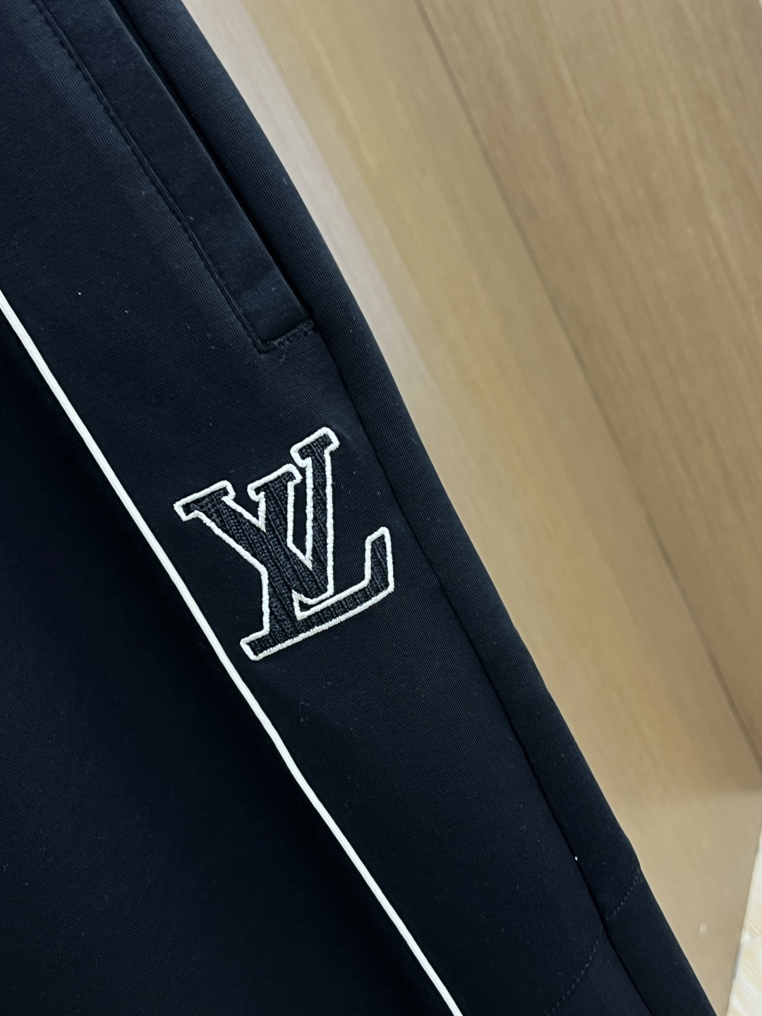 早春款 LV 🔥🔥高级定制 2026春夏新款铜氨丝莫代尔空气层休闲卫裤，裤身上刺绣标志性品牌标识，客供定