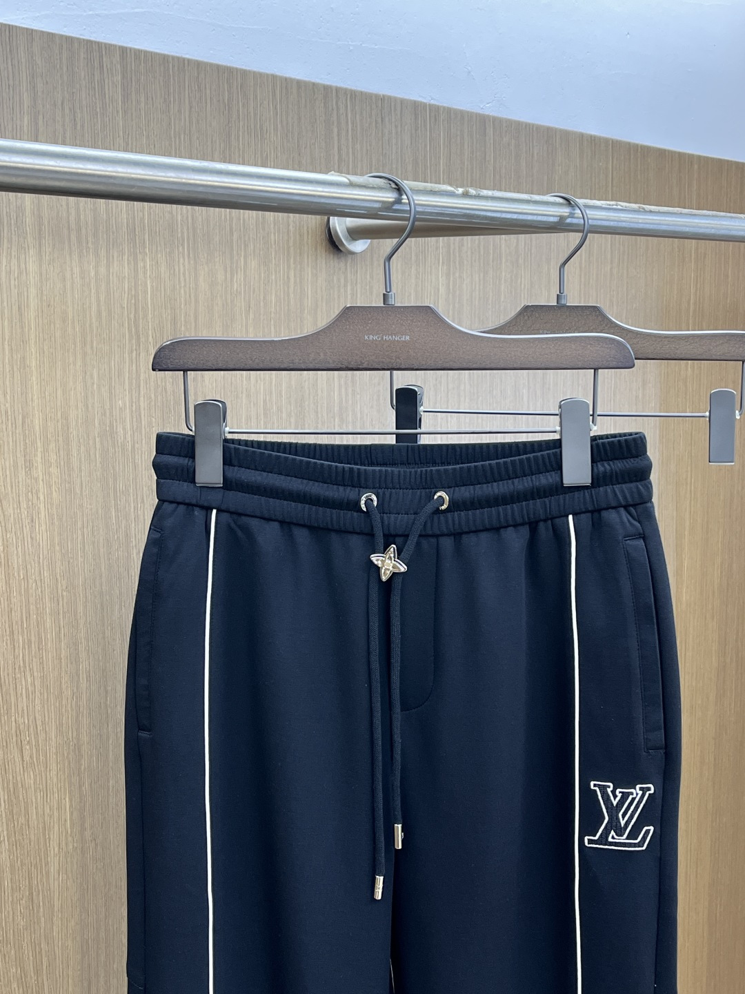 早春款 LV 🔥🔥高级定制 2026春夏新款铜氨丝莫代尔空气层休闲卫裤，裤身上刺绣标志性品牌标识，客供定