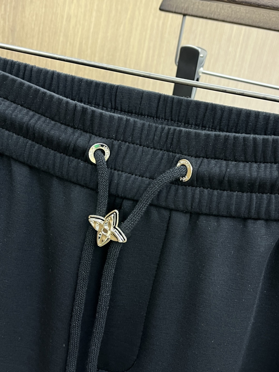 早春款 LV 🔥🔥高级定制 2026春夏新款铜氨丝莫代尔空气层休闲卫裤，裤身上刺绣标志性品牌标识，客供定