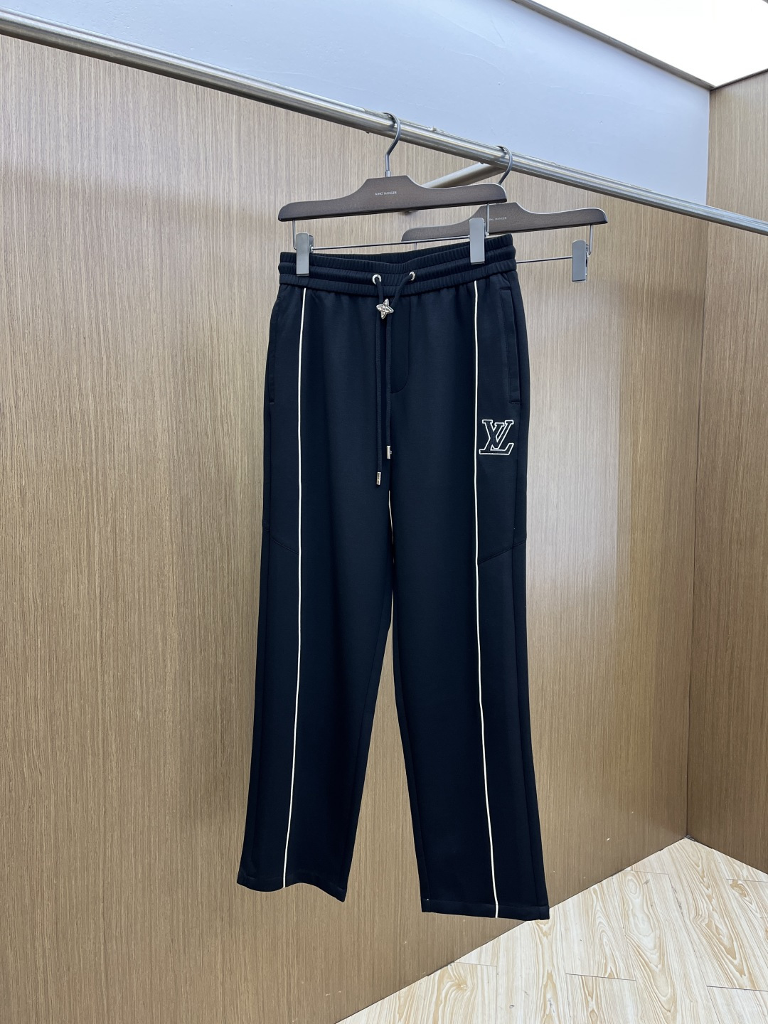 NO:726767,Early spring style LV advanced customization 2026 spring and summer new cupro modal air layer casual sweatpants, embroidered with the iconic brand logo on the pants, customized brand-engraved hardware accessories, highlighting the brand style, carefully crafted from imported fabrics, soft, comfortable and breathable, fashionable and casual items, Xd versatile and good-looking. Size: m-4XL, Louis Vuitton,19860909早春款 LV 高级定制 2026春夏新款铜氨丝莫代尔空气层休闲卫裤,裤身上刺绣标志性品牌标识,客供定制品牌刻印五金配件,彰显品牌格调,进口面料精心打造,柔软舒适透气,时尚休闲单品,Xd百搭好看. 尺码:m-4XL,,louis vuitton,,Men's clothing