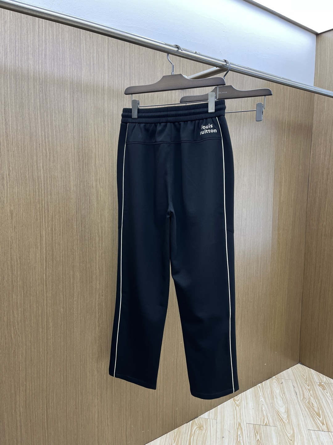 早春款 LV 🔥🔥高级定制 2026春夏新款铜氨丝莫代尔空气层休闲卫裤，裤身上刺绣标志性品牌标识，客供定