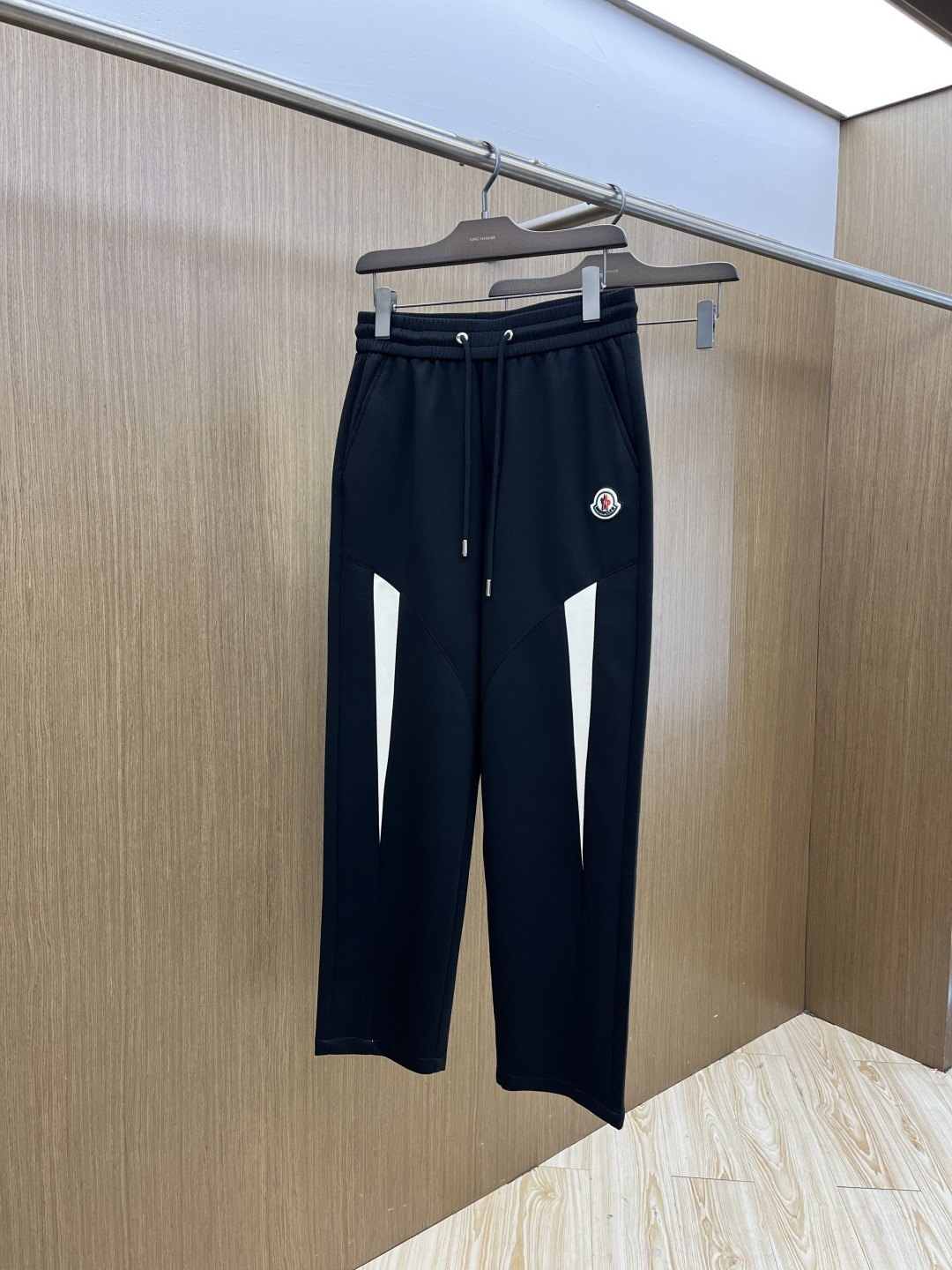 NO:726772,Early spring style MON advanced customization 2026 spring and summer new cupro silk modal air layer casual sweatpants, embroidered with the iconic brand logo on the pants, customized brand-engraved hardware accessories, highlighting the brand style, carefully crafted from imported fabrics, soft, comfortable and breathable, fashionable and casual items, Xd versatile and good-looking. Size: m-4XL,,19860909早春款 MON 高级定制 2026春夏新款铜氨丝莫代尔空气层休闲卫裤,裤身上刺绣标志性品牌标识,客供定制品牌刻印五金配件,彰显品牌格调,进口面料精心打造,柔软舒适透气,时尚休闲单品,Xd百搭好看. 尺码:m-4XL,,,Men's clothing