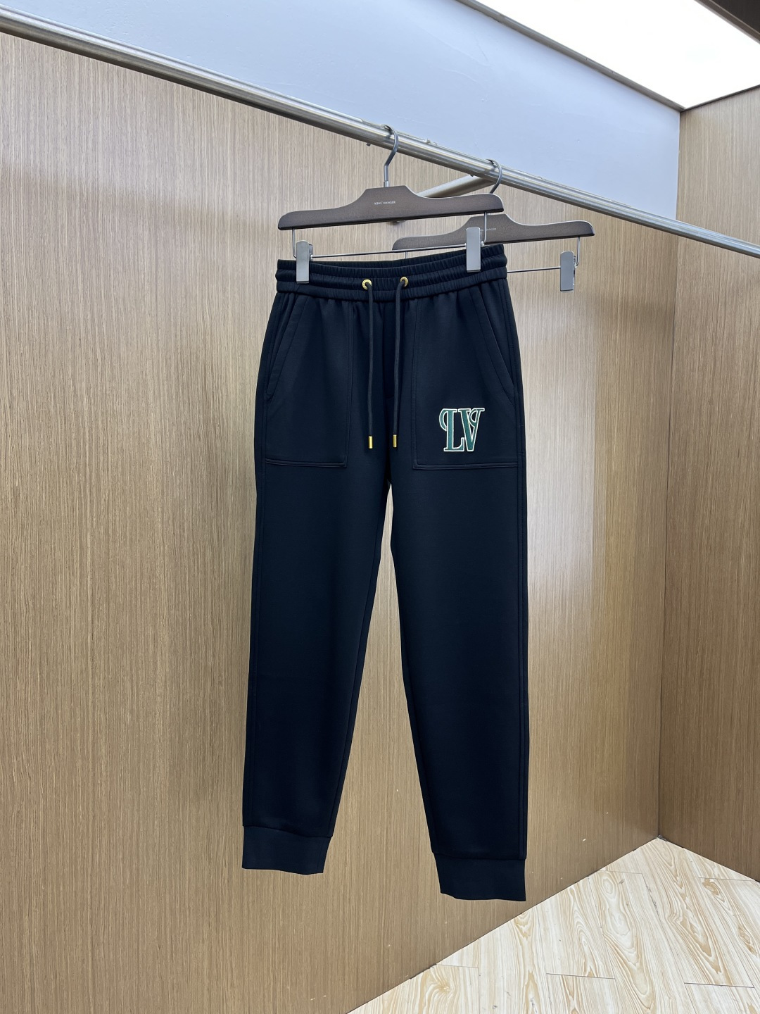 NO:726776,Early spring style LV advanced customization 2026 spring and summer new cupro modal air layer casual sweatpants, embroidered with the iconic brand logo on the pants, customized brand-engraved hardware accessories, highlighting the brand style, carefully crafted from imported fabrics, soft, comfortable and breathable, fashionable and casual items, Xd versatile and good-looking. Size: m-4XL, Louis Vuitton,19860909早春款 LV 高级定制 2026春夏新款铜氨丝莫代尔空气层休闲卫裤,裤身上刺绣标志性品牌标识,客供定制品牌刻印五金配件,彰显品牌格调,进口面料精心打造,柔软舒适透气,时尚休闲单品,Xd百搭好看. 尺码:m-4XL,,louis vuitton,,Men's clothing