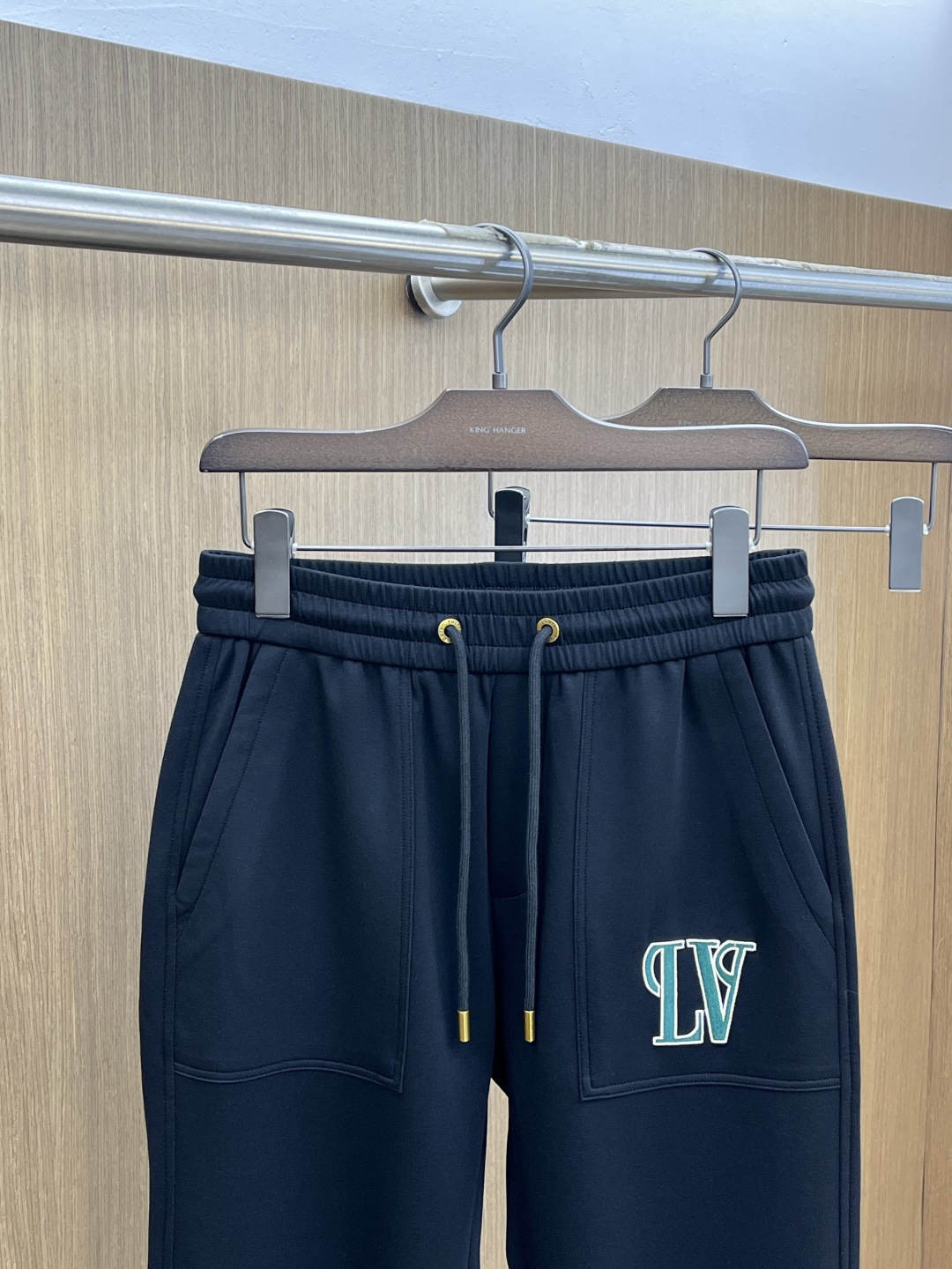 早春款 LV 🔥🔥高级定制 2026春夏新款铜氨丝莫代尔空气层休闲卫裤，裤身上刺绣标志性品牌标识，客供定