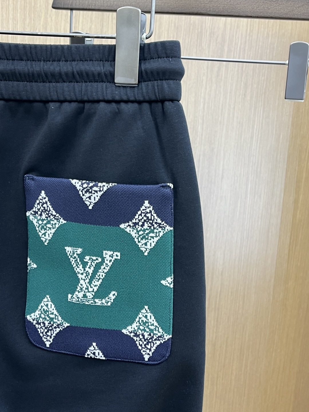 早春款 LV 🔥🔥高级定制 2026春夏新款铜氨丝莫代尔空气层休闲卫裤，裤身上刺绣标志性品牌标识，客供定