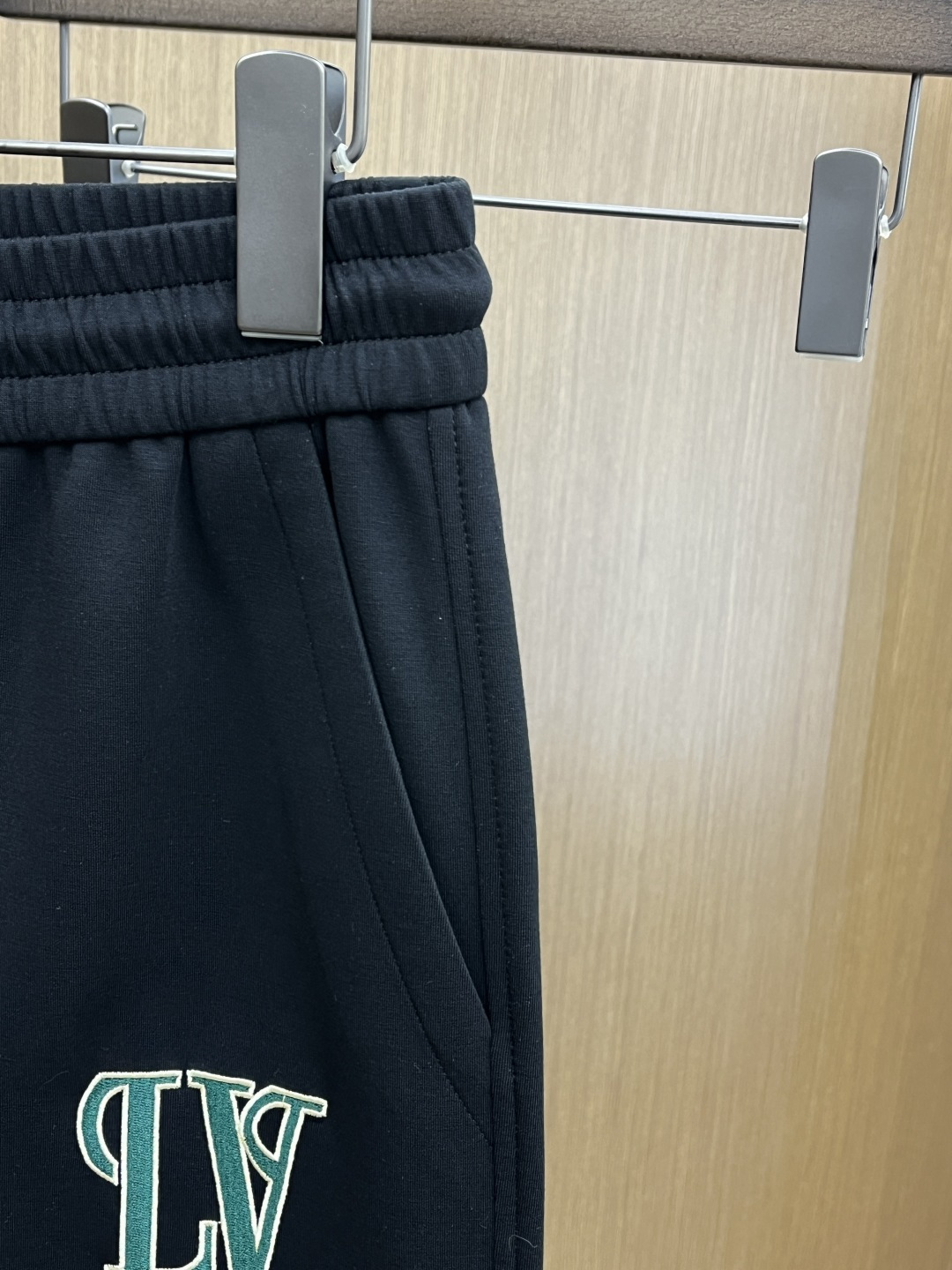 早春款 LV 🔥🔥高级定制 2026春夏新款铜氨丝莫代尔空气层休闲卫裤，裤身上刺绣标志性品牌标识，客供定