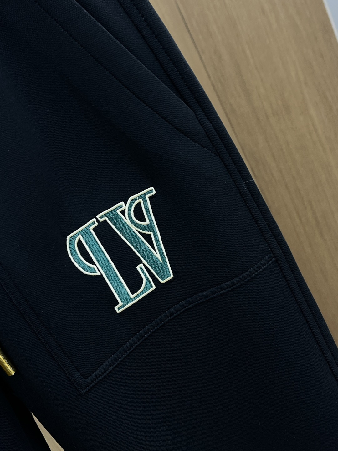 早春款 LV 🔥🔥高级定制 2026春夏新款铜氨丝莫代尔空气层休闲卫裤，裤身上刺绣标志性品牌标识，客供定