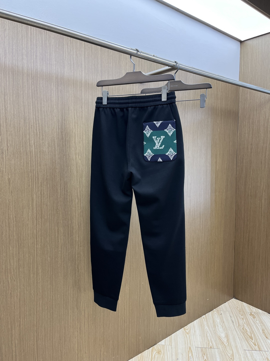 早春款 LV 🔥🔥高级定制 2026春夏新款铜氨丝莫代尔空气层休闲卫裤，裤身上刺绣标志性品牌标识，客供定