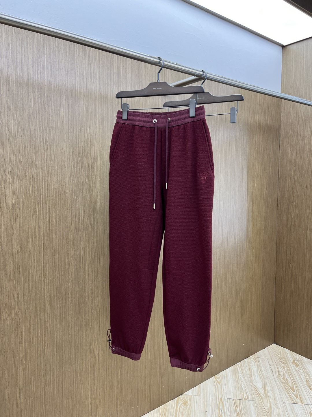 NO:726778,Early spring PD advanced customization 2026 spring and summer new cupro modal air layer casual sweatpants, embroidered with the iconic brand logo on the pants, customized brand-engraved hardware accessories, highlighting the brand style, carefully crafted from imported fabrics, soft, comfortable and breathable, fashionable and casual items, Xd versatile and good-looking. Size: m-4XL,,19860909早春款 PD 高级定制 2026春夏新款铜氨丝莫代尔空气层休闲卫裤,裤身上刺绣标志性品牌标识,客供定制品牌刻印五金配件,彰显品牌格调,进口面料精心打造,柔软舒适透气,时尚休闲单品,Xd百搭好看. 尺码:m-4XL,,,Men's clothing