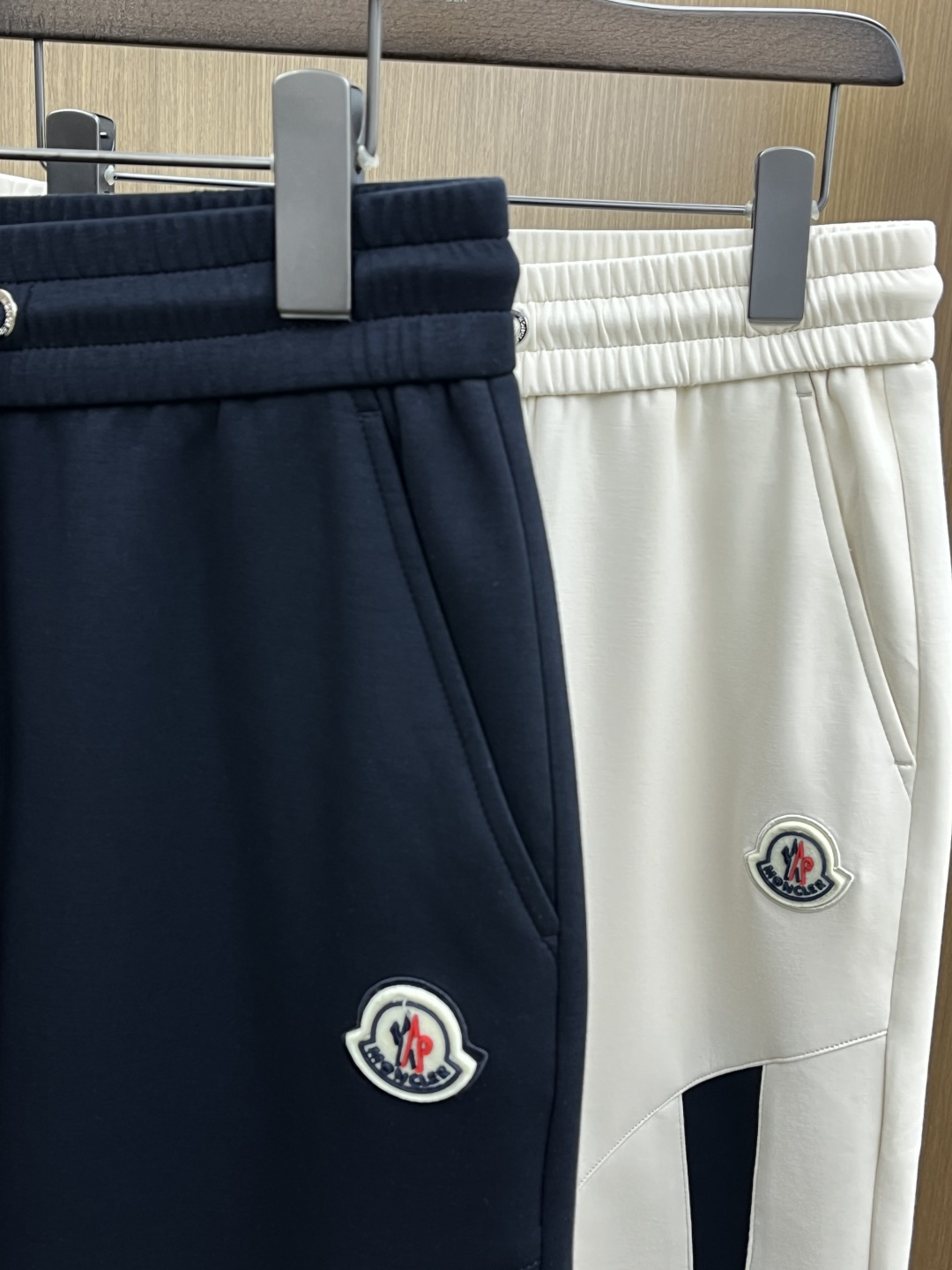 早春款 Mon 🔥🔥高级定制 2026春夏新款铜氨丝莫代尔空气层休闲卫裤，裤身上刺绣标志性品牌标识，客供