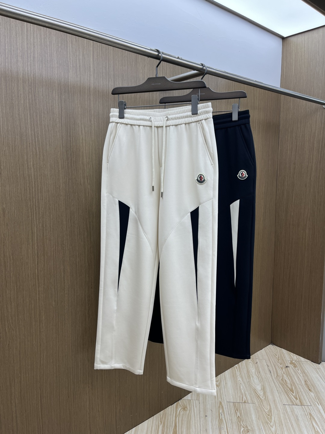 NO:726783,Early spring style MON advanced customization 2026 spring and summer new cupro silk modal air layer casual sweatpants, embroidered with the iconic brand logo on the pants, customized brand-engraved hardware accessories, highlighting the brand style, carefully crafted from imported fabrics, soft, comfortable and breathable, fashionable and casual items, Xd versatile and good-looking. Size: m-4XL,,19860909早春款 MON 高级定制 2026春夏新款铜氨丝莫代尔空气层休闲卫裤,裤身上刺绣标志性品牌标识,客供定制品牌刻印五金配件,彰显品牌格调,进口面料精心打造,柔软舒适透气,时尚休闲单品,Xd百搭好看. 尺码:m-4XL,,,Men's clothing
