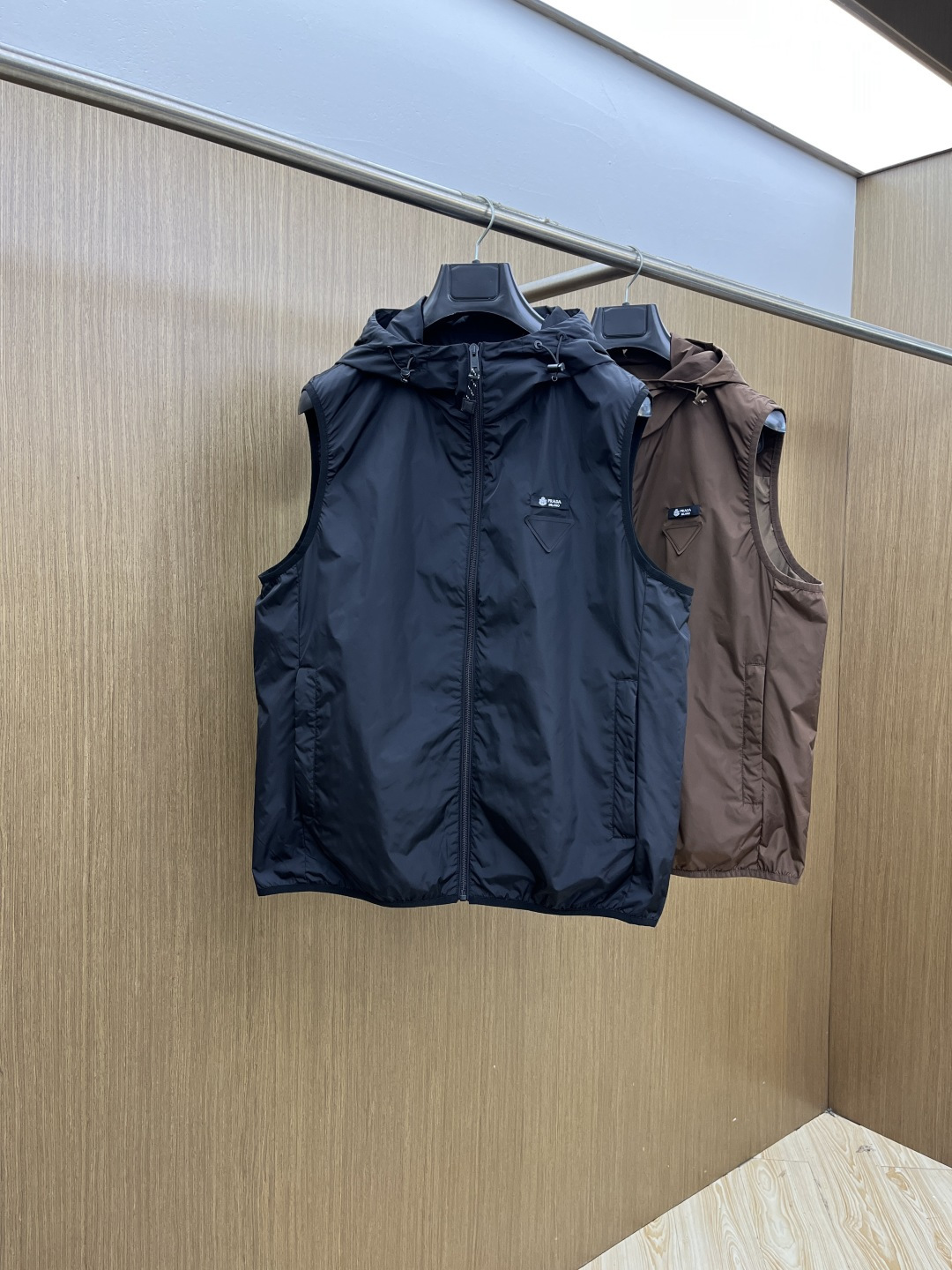 NO:726785,Early spring style PD advanced customization 2026 early spring series, the latest fashionable hooded jacket, vest and waistcoat. Every detail shows craftsmanship and enough advanced structural tailoring design changes to show men's diverse image changes. Slim and neat, tailored to meet the popular multi-layered wear. Customized buckles, unique. Versatile styles for life. Three standards are complete. Boutique shipments. Sizes M-3XL Fdx,, jackets & coats, hats,19860909早春款 PD 高级定制 2026早春系列,最新时尚连帽夹克马甲坎肩.处处细节显工艺足够的高级结构性剪裁的设计改变来展现男士多样的形象变化,修身利落、剪裁合体,满足时下正流行的多层次穿搭,定制钉扣,独一无二.生活百搭款式 三标齐全 精品出货 尺码M-3XL  Fdx,,jackets & coats,hats,,Men's clothing