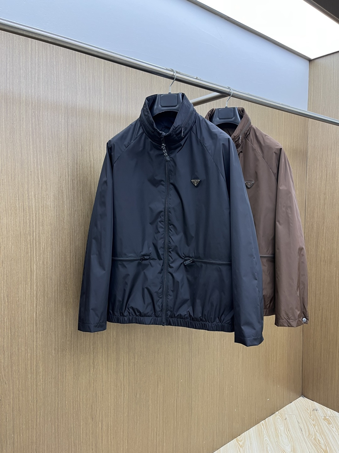 NO:726787,Early spring PD advanced customization 2026 early spring series, the latest fashionable hooded (stowable) jacket. Every detail shows craftsmanship and enough advanced structural tailoring design changes to show men's diverse image changes. Slim and neat, tailored to meet the popular multi-layered wear. Customized buckles, unique. Versatile style for life. Complete with three standards. Boutique shipment. Size M-3XL Fdx,,jackets & coats,jackets &  coats, hats,19860909早春款 PD 高级定制 2026早春系列,最新时尚连帽（可收纳）夹克外套.处处细节显工艺足够的高级结构性剪裁的设计改变来展现男士多样的形象变化,修身利落、剪裁合体,满足时下正流行的多层次穿搭,定制钉扣,独一无二.生活百搭款式 三标齐全 精品出货 尺码M-3XL  Fdx,,jackets & coats,jackets & coats,hats,,Men's clothing