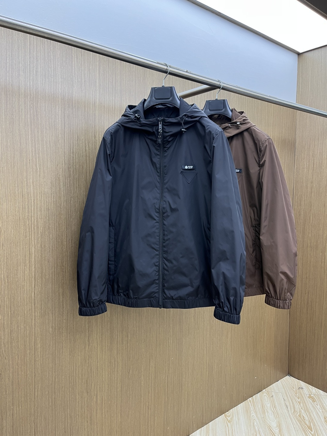 NO:726790,Early spring PD advanced customization 2026 early spring series, the latest fashionable hooded jacket. Every detail shows craftsmanship and enough advanced structural tailoring design changes to show men's diverse image changes. Slim and neat, tailored to meet the popular multi-layered wear. Customized buckles, unique. Versatile styles for life. Complete with three standards. Boutique shipment. Sizes M-3XL Fdx,,jackets & coats,jackets & coats,hats,19860909早春款 PD 高级定制 2026早春系列,最新时尚连帽夹克外套.处处细节显工艺足够的高级结构性剪裁的设计改变来展现男士多样的形象变化,修身利落、剪裁合体,满足时下正流行的多层次穿搭,定制钉扣,独一无二.生活百搭款式 三标齐全 精品出货 尺码M-3XL  Fdx,,jackets & coats,jackets & coats,hats,,Men's clothing