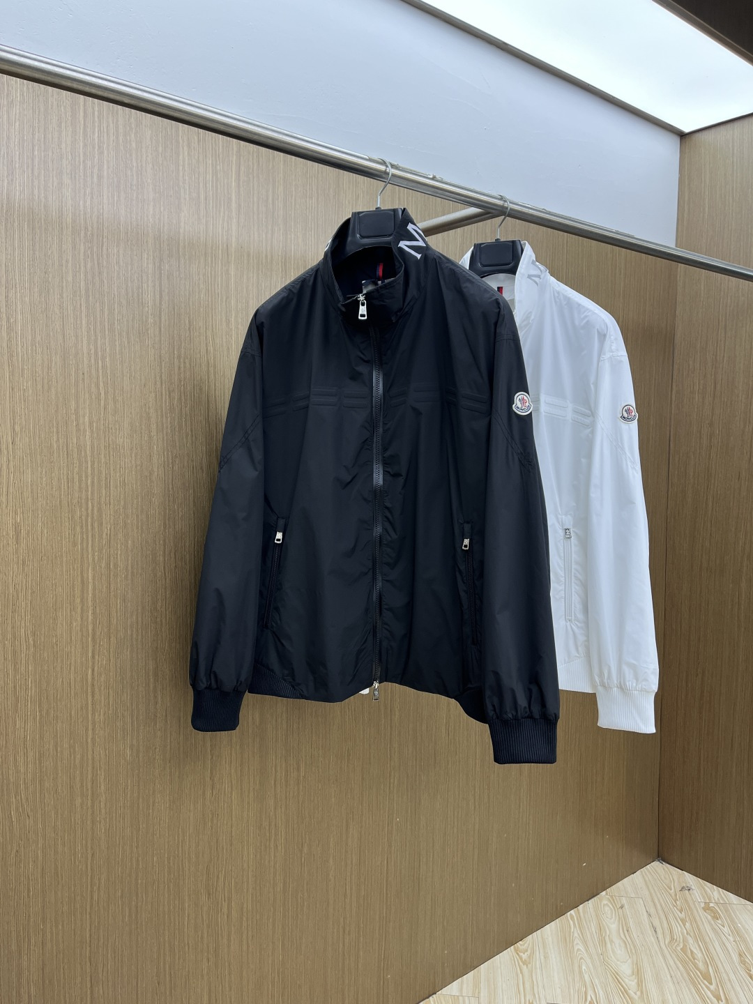 NO:726792,Early spring Mon advanced customization 2026 early spring series, the latest fashionable stand-up collar jacket. Every detail shows craftsmanship and enough advanced structural tailoring design changes to show men's diverse image changes. Slim and neat, tailored to meet the current popular multi-layered wear, custom studded buttons, unique. Versatile styles for life. Complete with three standards. Boutique shipments. Sizes M-3XL Fdx,,jackets & coats,jackets & coats,19860909早春款 Mon 高级定制 2026早春系列,最新时尚立领夹克外套.处处细节显工艺足够的高级结构性剪裁的设计改变来展现男士多样的形象变化,修身利落、剪裁合体,满足时下正流行的多层次穿搭,定制钉扣,独一无二.生活百搭款式 三标齐全 精品出货 尺码M-3XL Fdx,,jackets & coats,jackets & coats,,Men's clothing