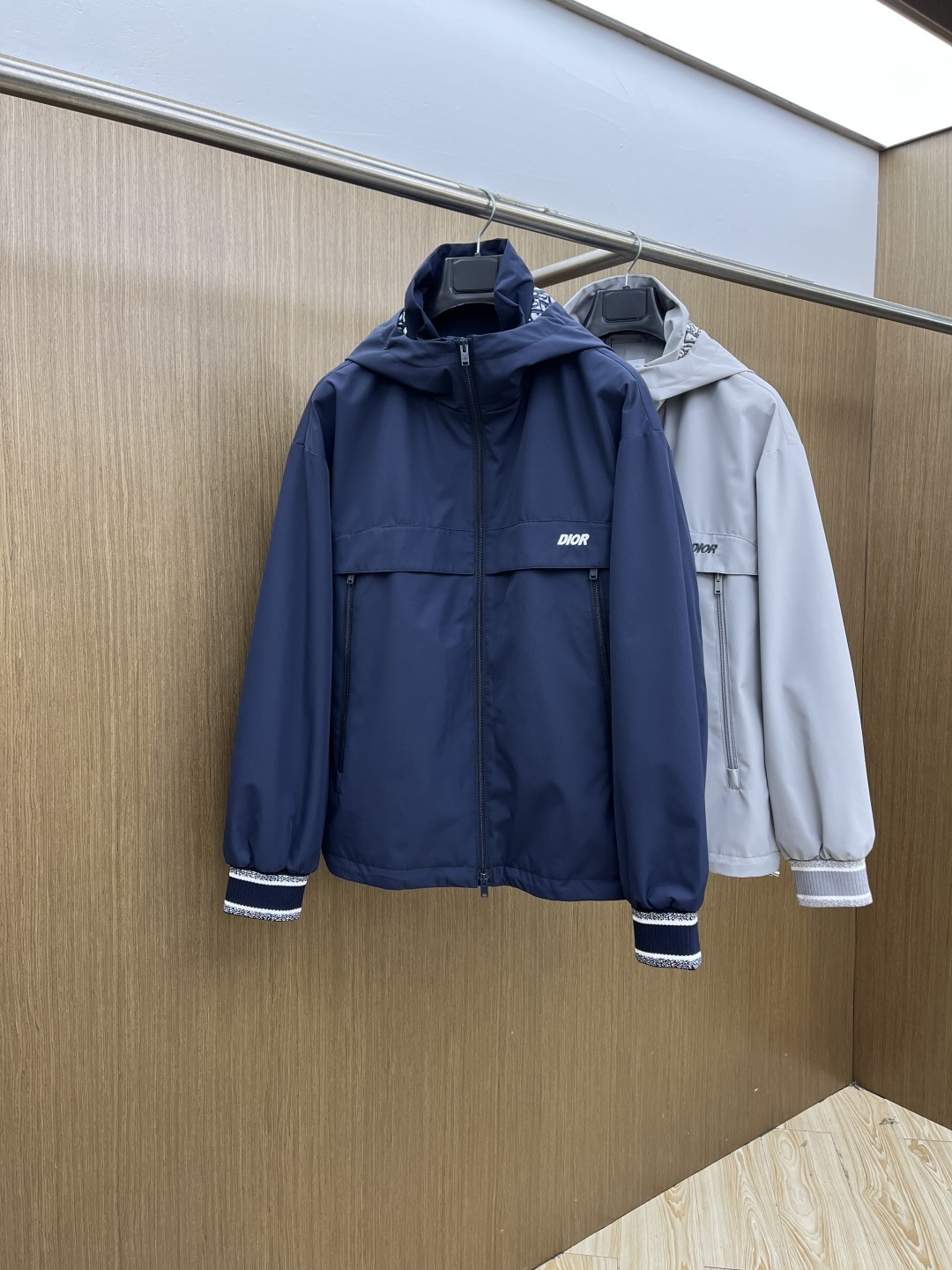 NO:726794,Early spring CD advanced customization 2026 early spring series, the latest fashionable hooded jacket. Every detail shows craftsmanship and enough advanced structural tailoring design changes to show men's diverse image changes. Slim and neat, tailored to meet the current popular multi-layered wear, custom studded buttons, unique. Versatile style for life. Complete with three standards. Boutique shipment. Size M-3XL Fdx,,jackets & coats,jackets & coats,hats,19860909早春款 CD 高级定制 2026早春系列,最新时尚连帽夹克外套.处处细节显工艺足够的高级结构性剪裁的设计改变来展现男士多样的形象变化,修身利落、剪裁合体,满足时下正流行的多层次穿搭,定制钉扣,独一无二.生活百搭款式 三标齐全 精品出货 尺码M-3XL  Fdx,,jackets & coats,jackets & coats,hats,,Men's clothing