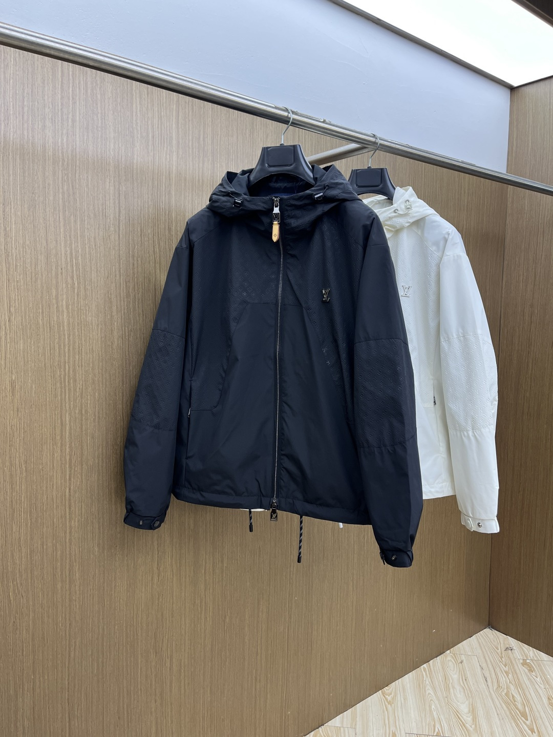 早春 LV 🔥🔥早春系列，最新时尚连帽夹克外套.logo提花拼接。处处细节显工艺足够的高级 结构性剪裁的