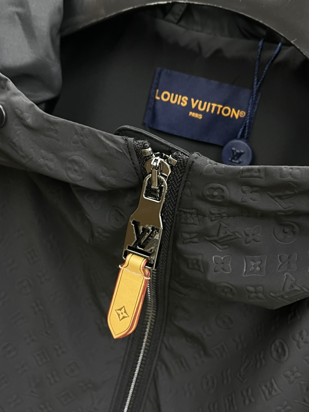 早春 LV 🔥🔥早春系列，最新时尚连帽夹克外套.logo提花拼接。处处细节显工艺足够的高级 结构性剪裁的