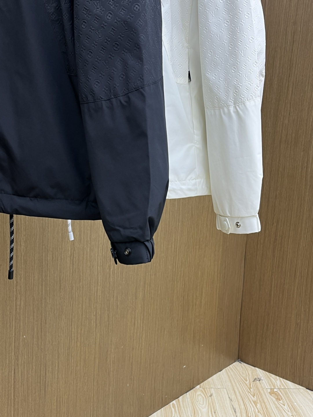 早春 LV 🔥🔥早春系列，最新时尚连帽夹克外套.logo提花拼接。处处细节显工艺足够的高级 结构性剪裁的