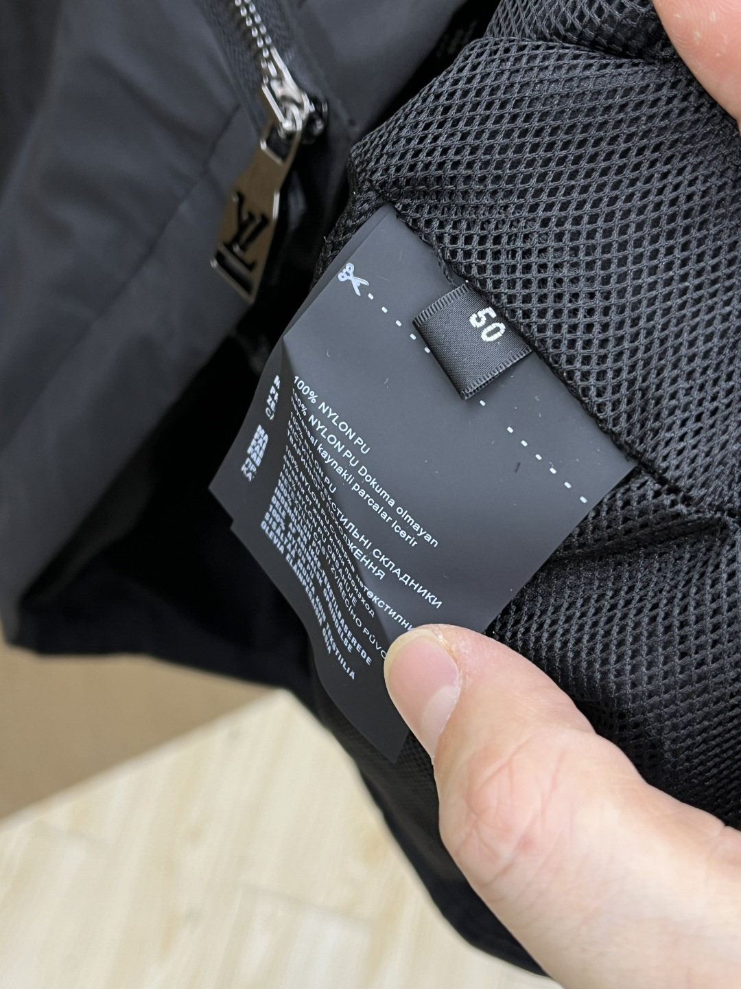 早春 LV 🔥🔥早春系列，最新时尚连帽夹克外套.logo提花拼接。处处细节显工艺足够的高级 结构性剪裁的