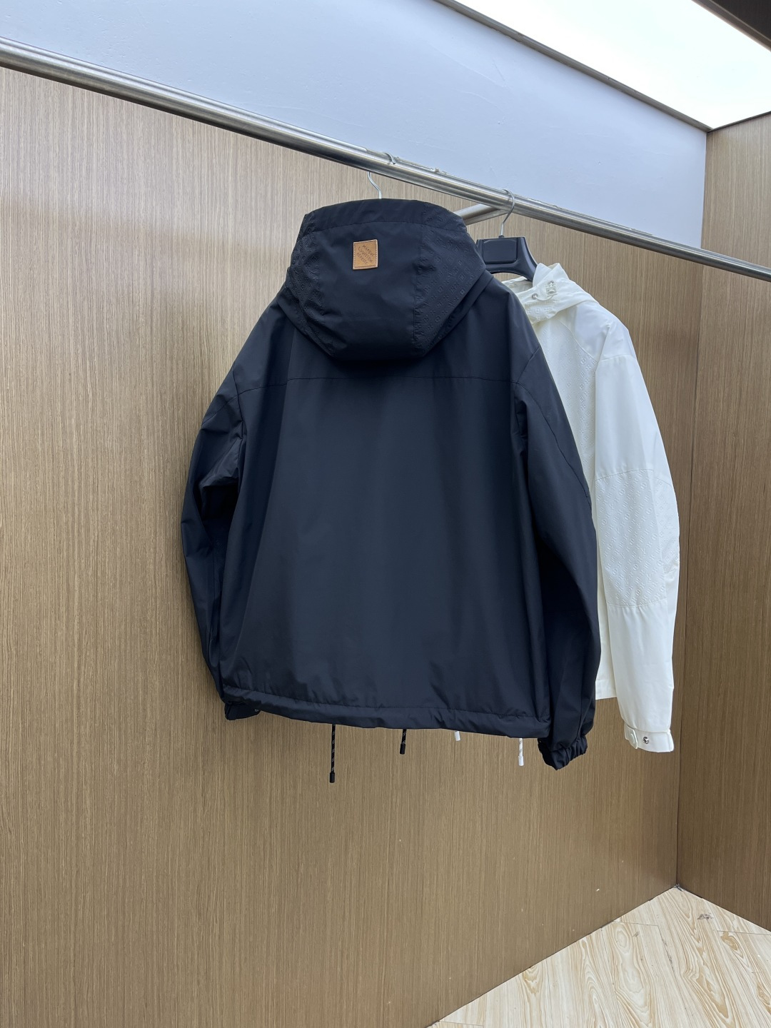 早春 LV 🔥🔥早春系列，最新时尚连帽夹克外套.logo提花拼接。处处细节显工艺足够的高级 结构性剪裁的