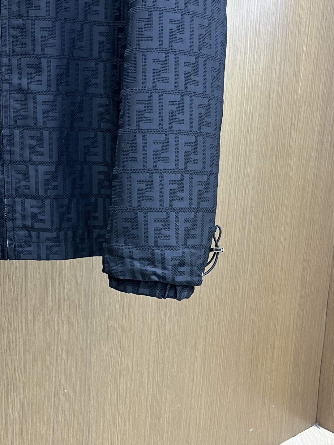 早春 FD 🔥🔥早春系列，最新时尚连帽夹克外套.双FF提花。处处细节显工艺足够的高级 结构性剪裁的设计改